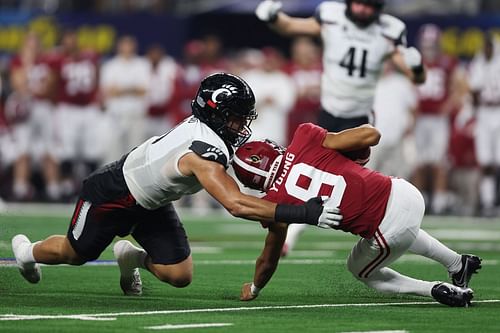 Cincinnati linebacker Darrian Beavers (#0)