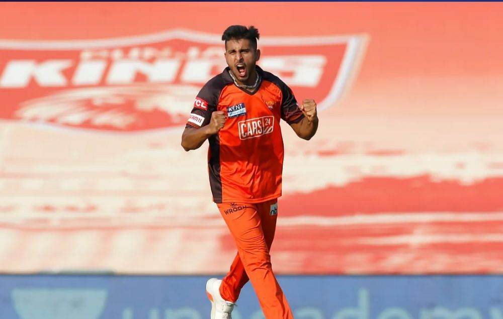 उमरान मलिक आईपीएल में जबरदस्त गेंदबाजी कर रहे हैं (Photo Credit - IPLT20)