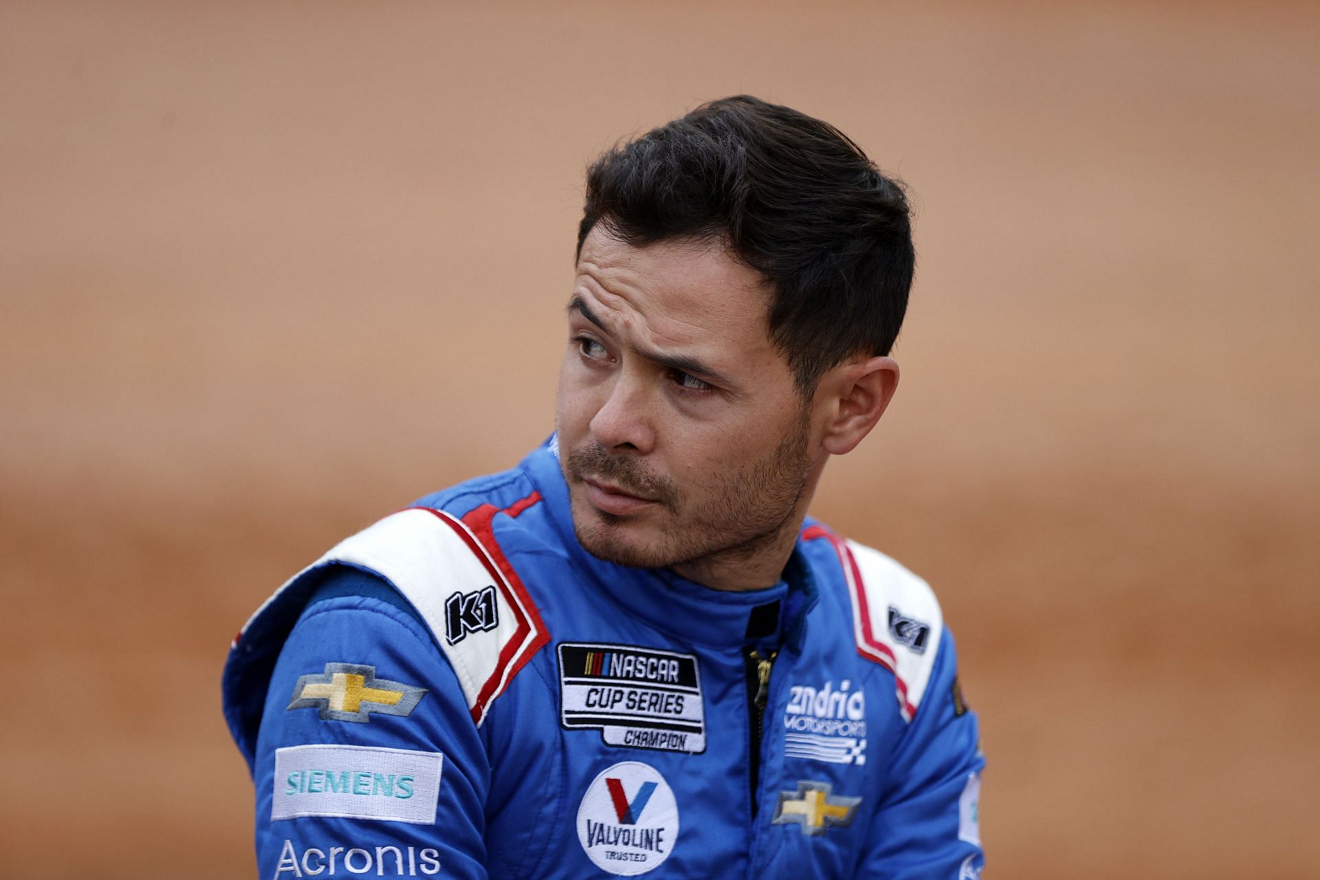 Kyle Larson waits on the grid prior to the NASCAR Cup Series Food City Dirt Race at Bristol Motor Speedway.