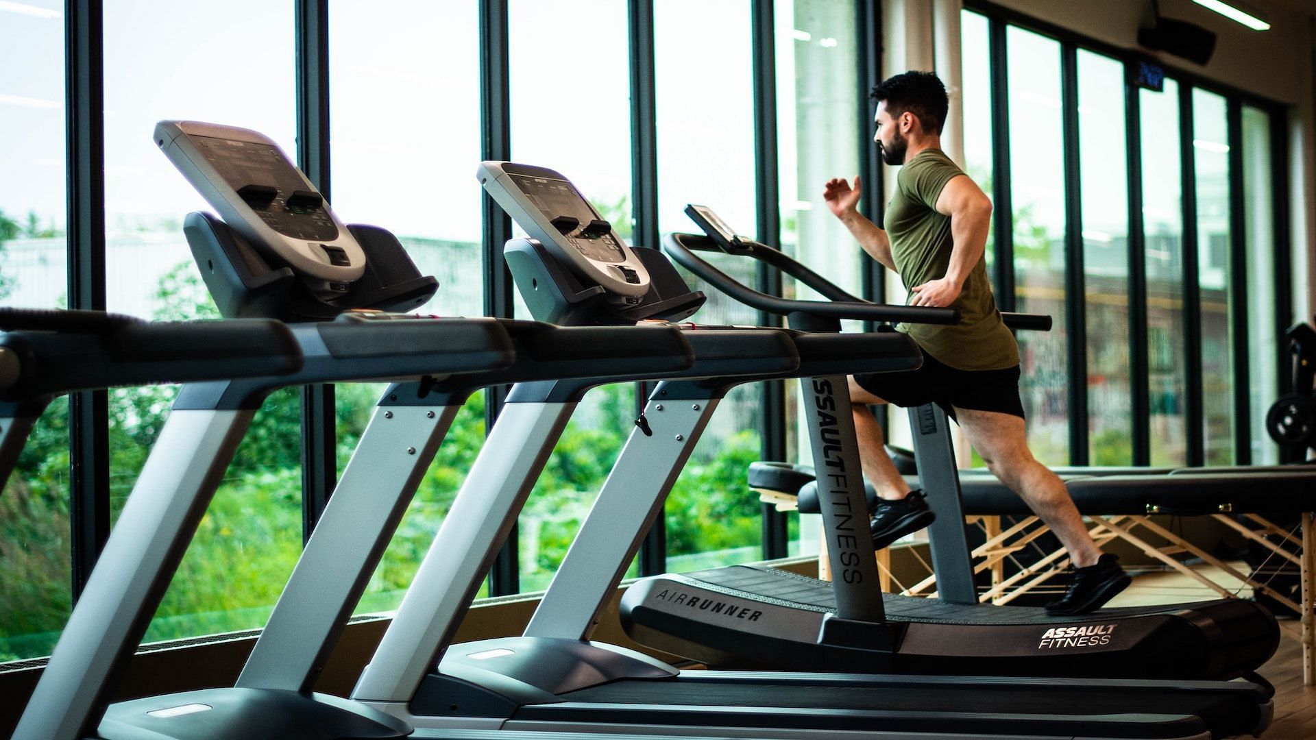 Is it better to run on a treadmill, or outdoors? Image via Pexels/William Choquette