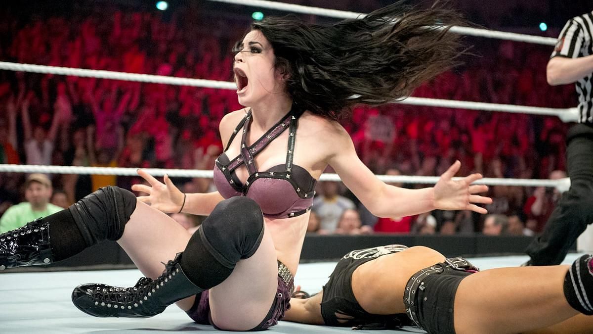 Paige wins the Divas Championship in her main roster debut.