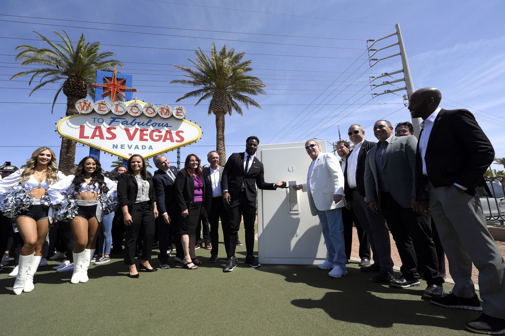 &#039;Welcome to Fabulous Las Vegas&#039; Sign Turns Silver And Black Ahead of 2022 NFL Draft