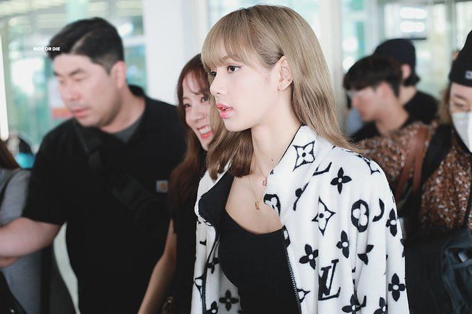 5 BLACKPINK's Lisa's iconic airport outfits