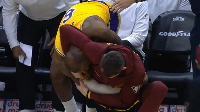 "He could be the outright greatest player of all time" - Kevin Love praises LeBron James, shares what he said before putting him in a headlock