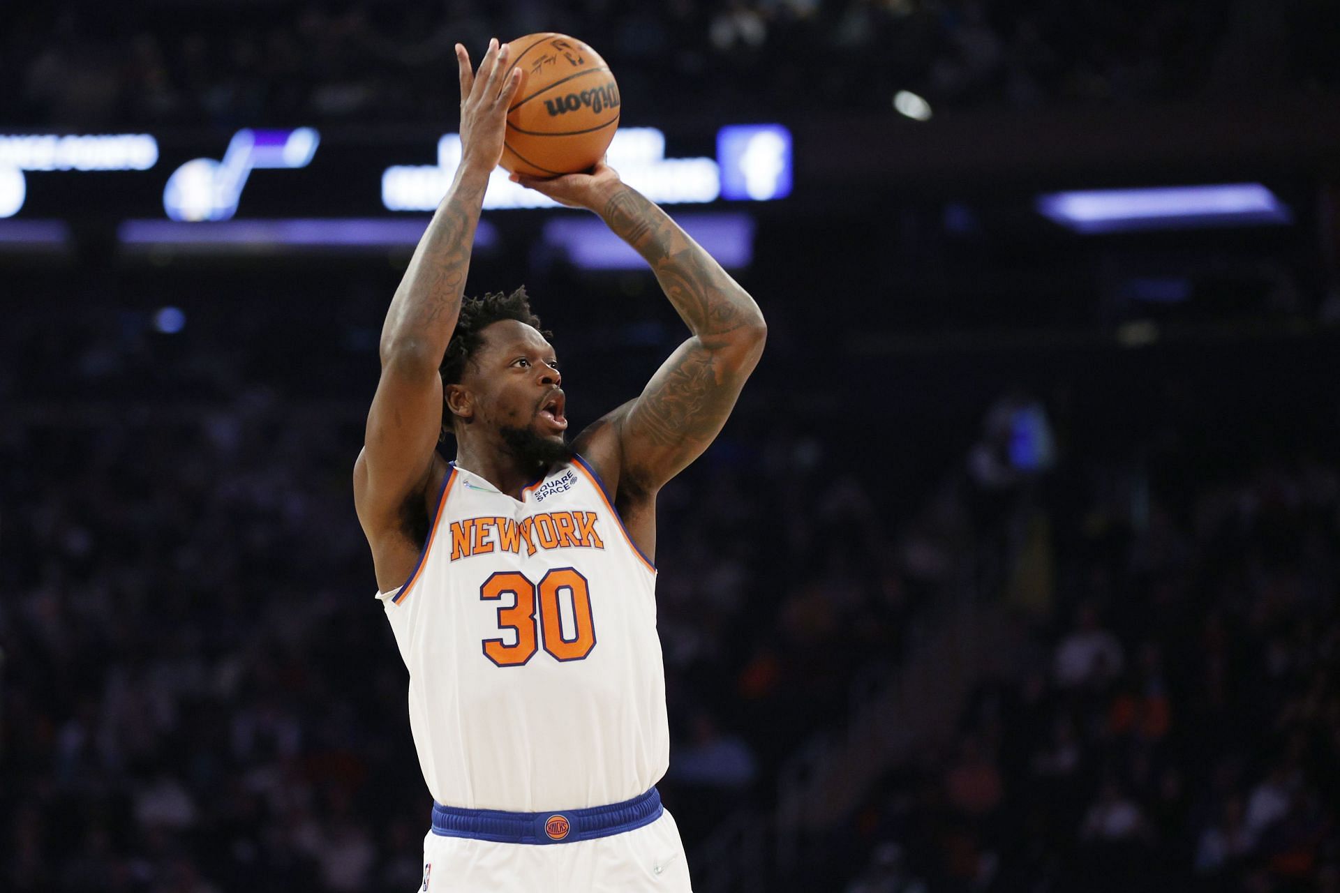 New York Knicks big man Julius Randle shoots the ball.