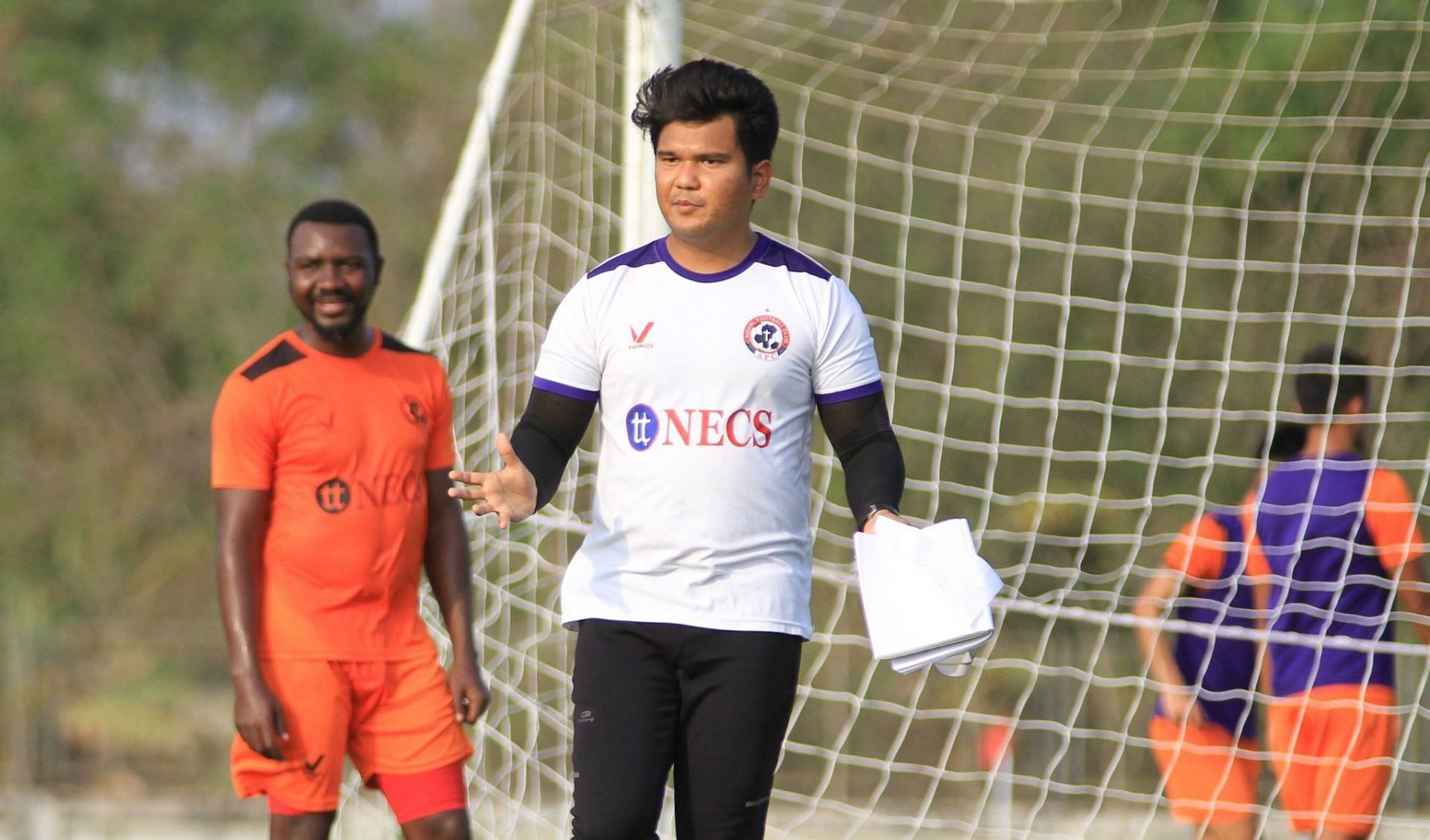 Aizawl FC head coach Yan Law looking on as his players train. (Image Courtesy: ILeagueOfficial)