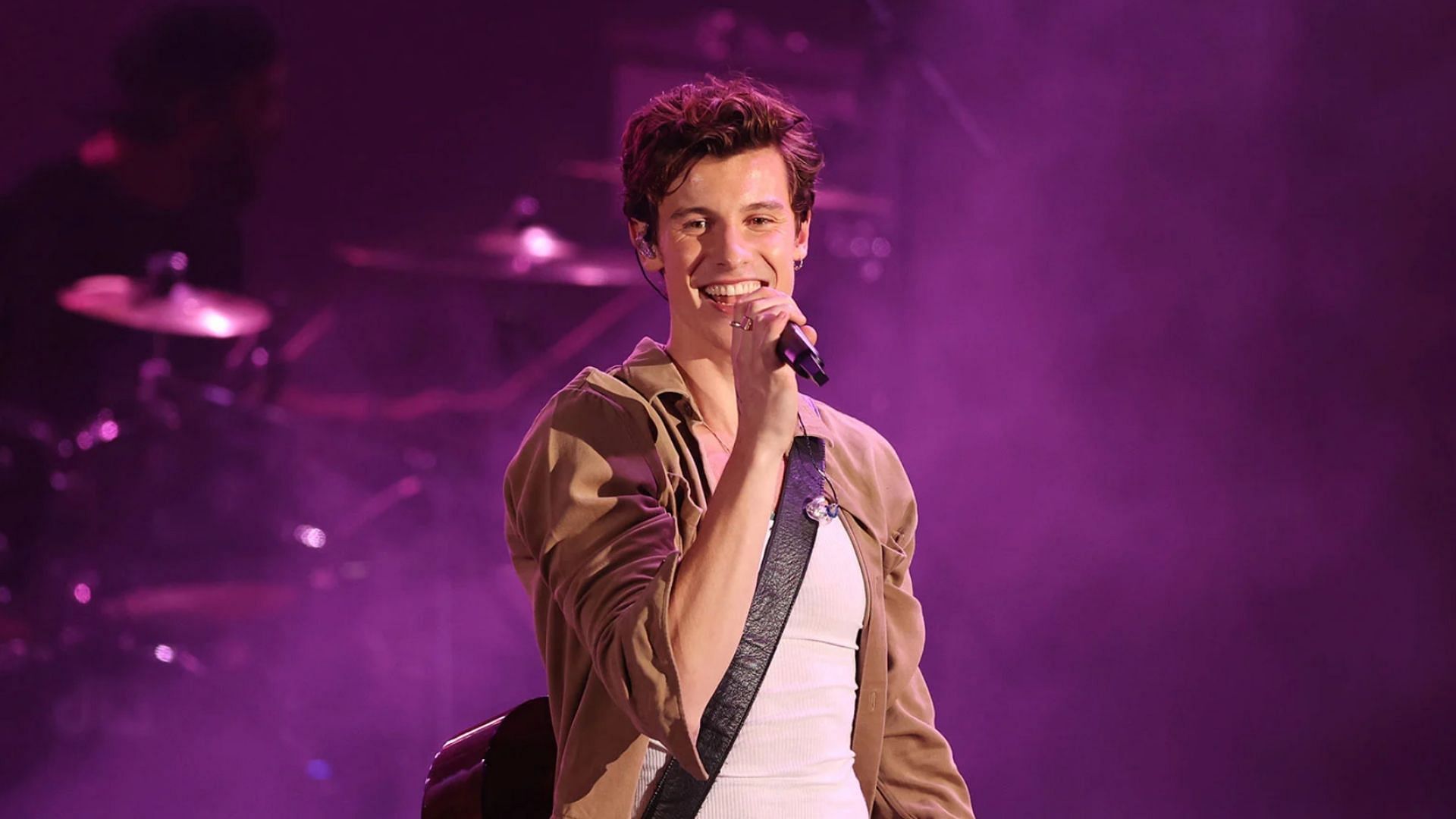 This June, Shawn Mendes will be hitting the road for his Wonder World Tour. (Image via Amy Sussman / Getty Images)