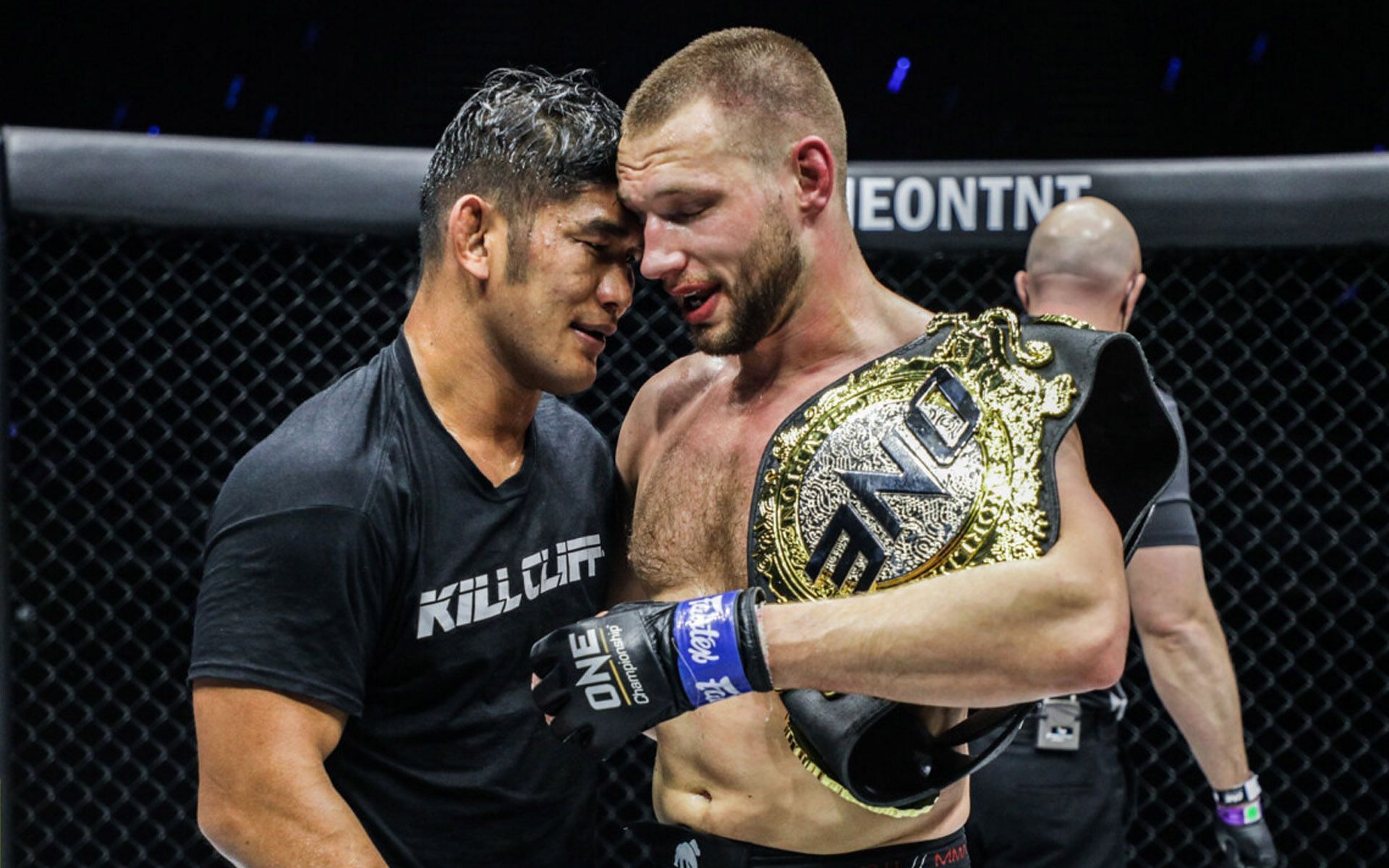 Aung La N Sang (L) and Reinier de Ridder (R) have mutual respect after two epic battles in the circle | [Photo: ONE Championship]