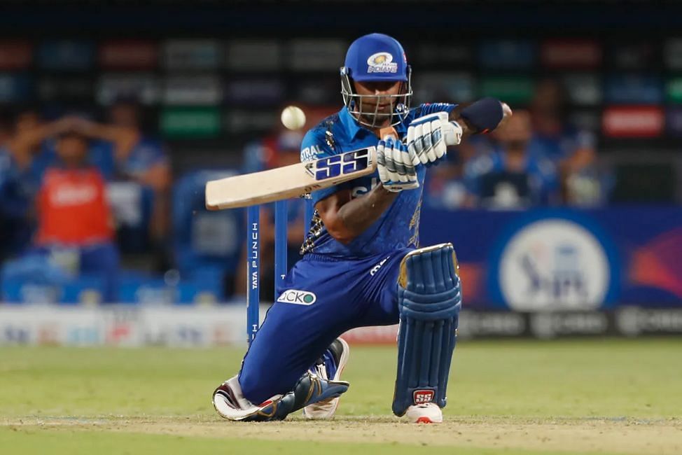 IPL 2022: Aakash Chopra criticizes Mumbai Indians' tactics against RCB