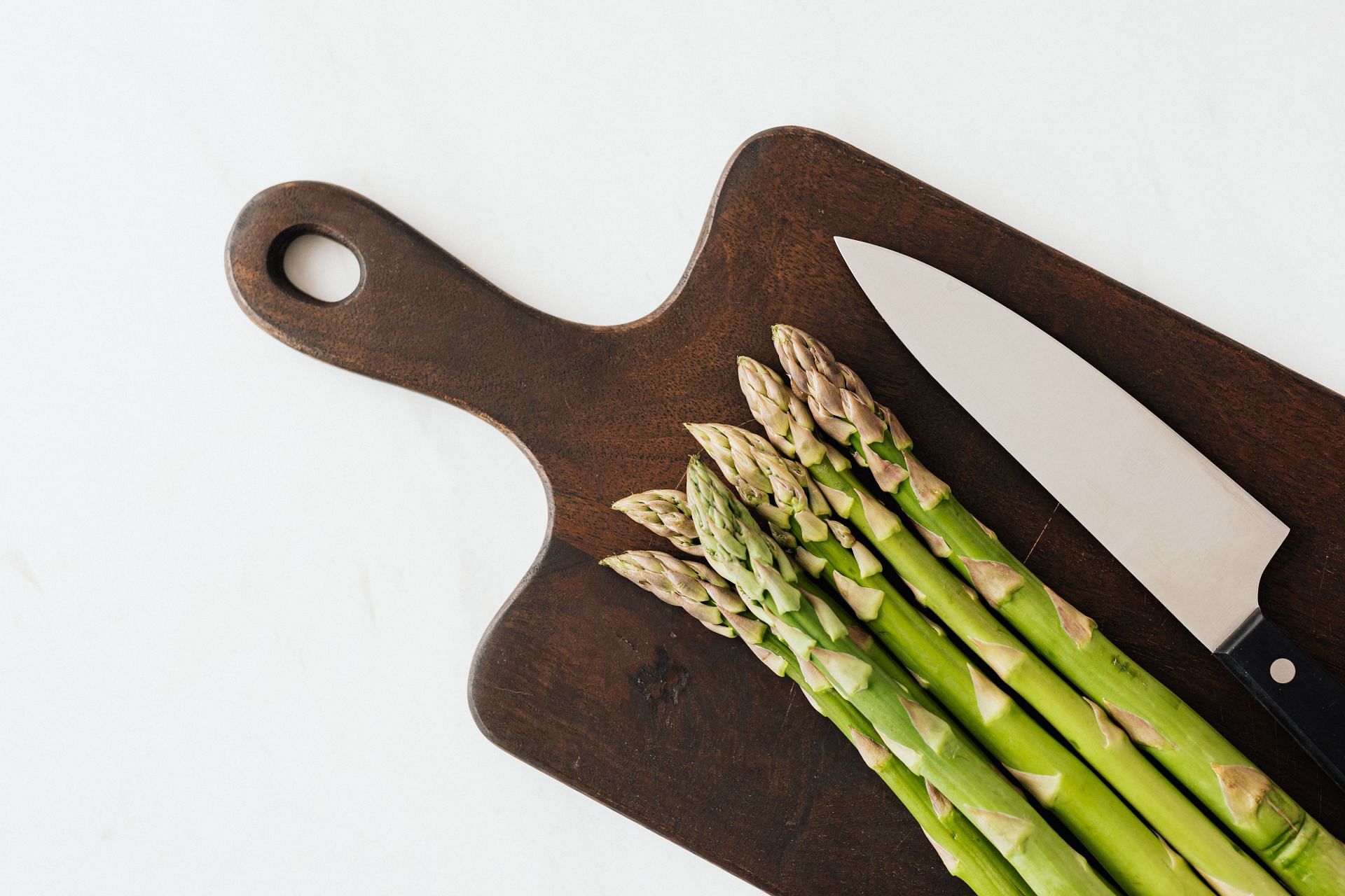 Asparagus is a diuretic and reduces bloating (Image via pexels/Karolina Grabowska)