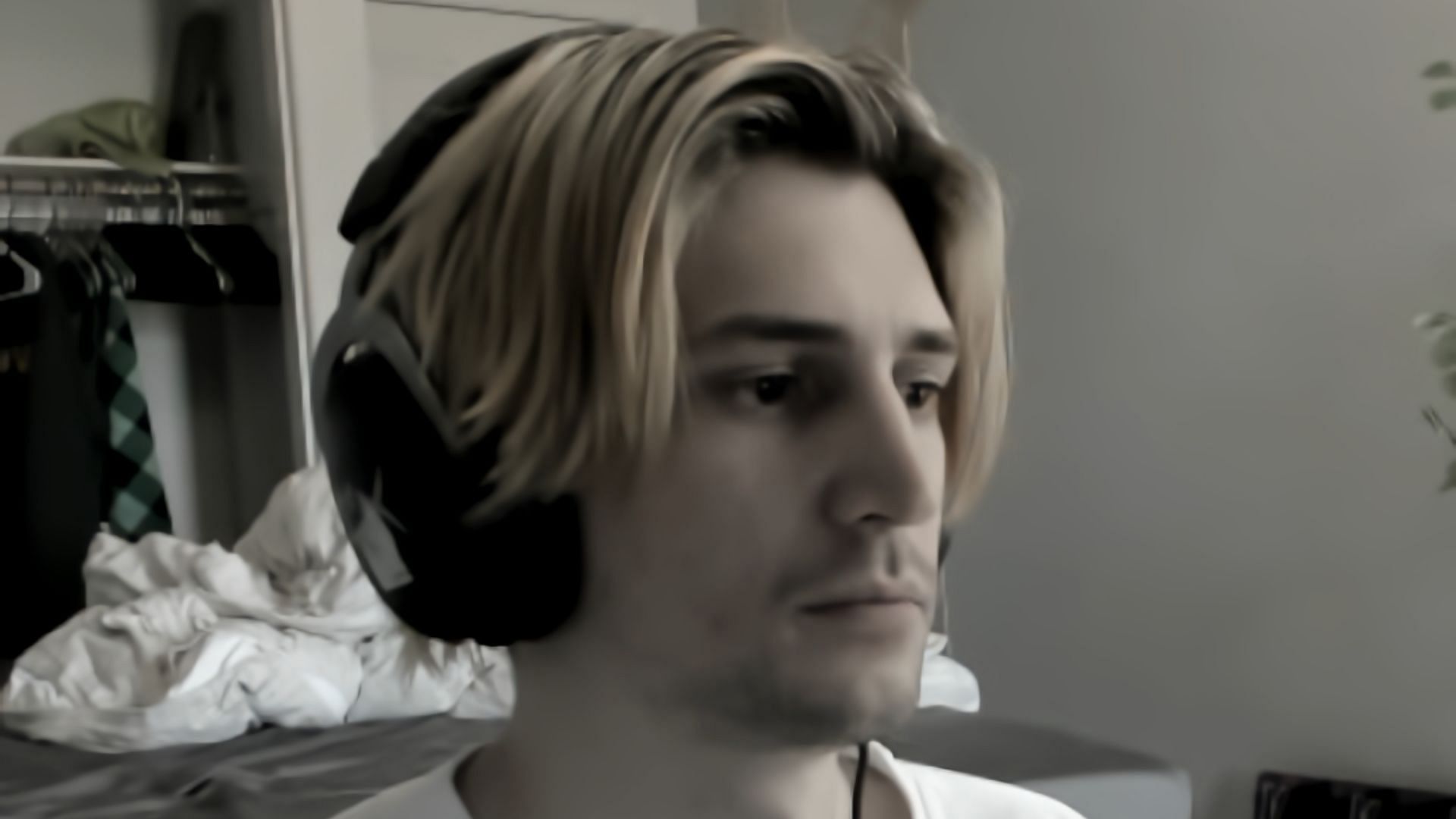 xQc showed the dust-filled inside of his PC on stream (Image via Twitter)