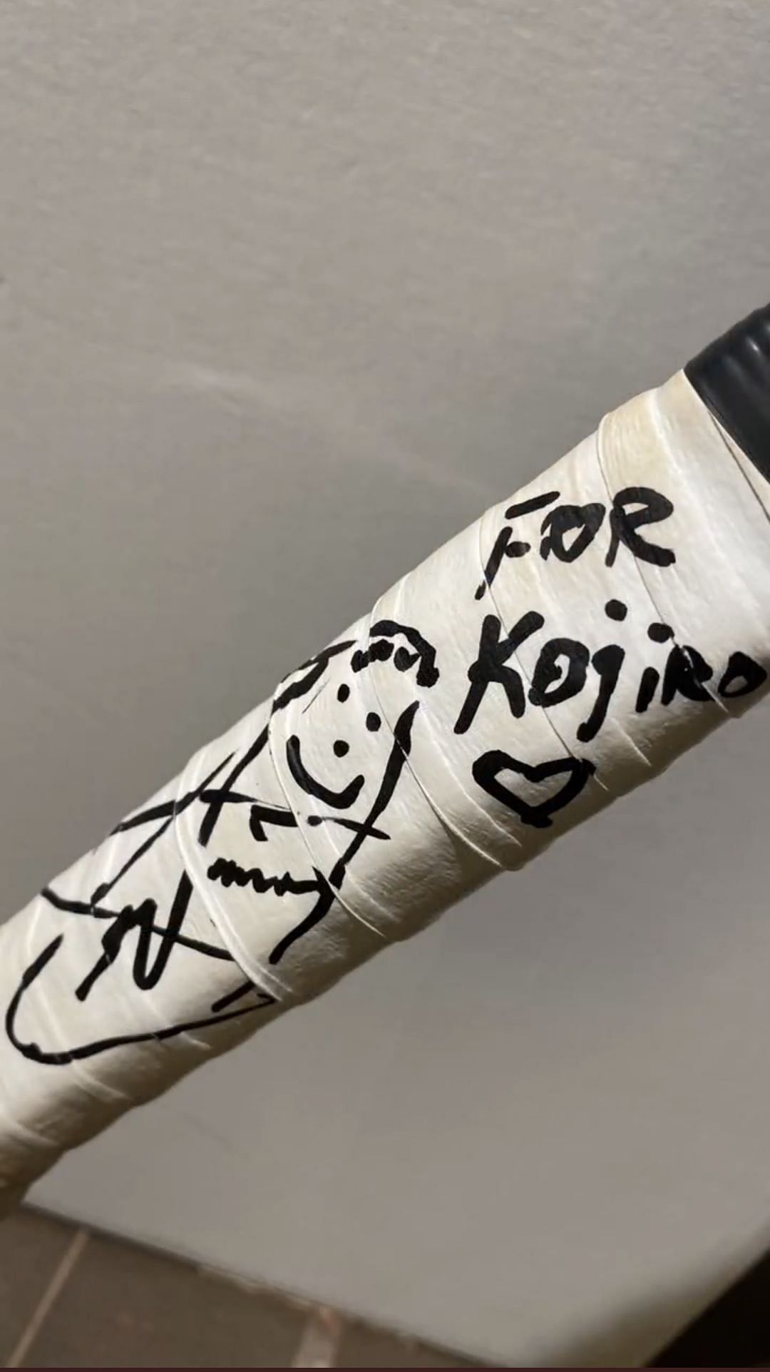 Djokovic&#039;s signed racket (Screenshot from video clip posted on Kojiro&#039;s Twitter account, @JiRo_NoSuKe)