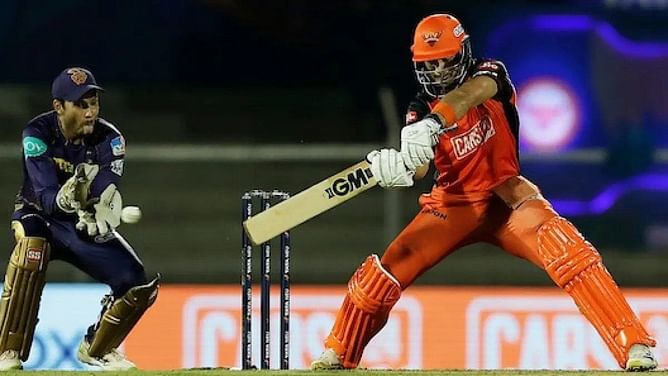 "He read Varun Chakravarthy well after facing him in the nets before" - Parthiv Patel on Rahul Tripathi's match-winning innings against KKR in IPL 2022