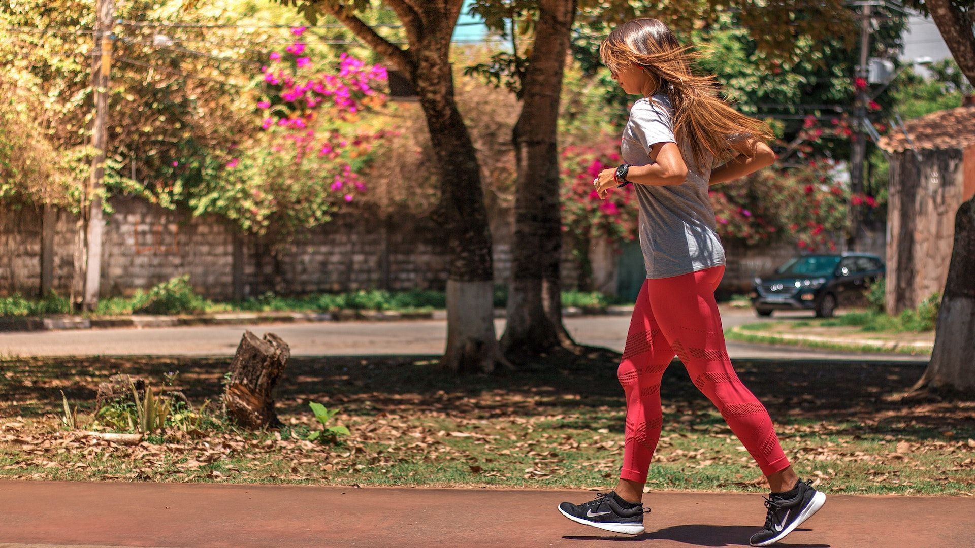 Running tree. Старс бег у 15 лет девочек. Fat girl Run. Jenna goes Jogging