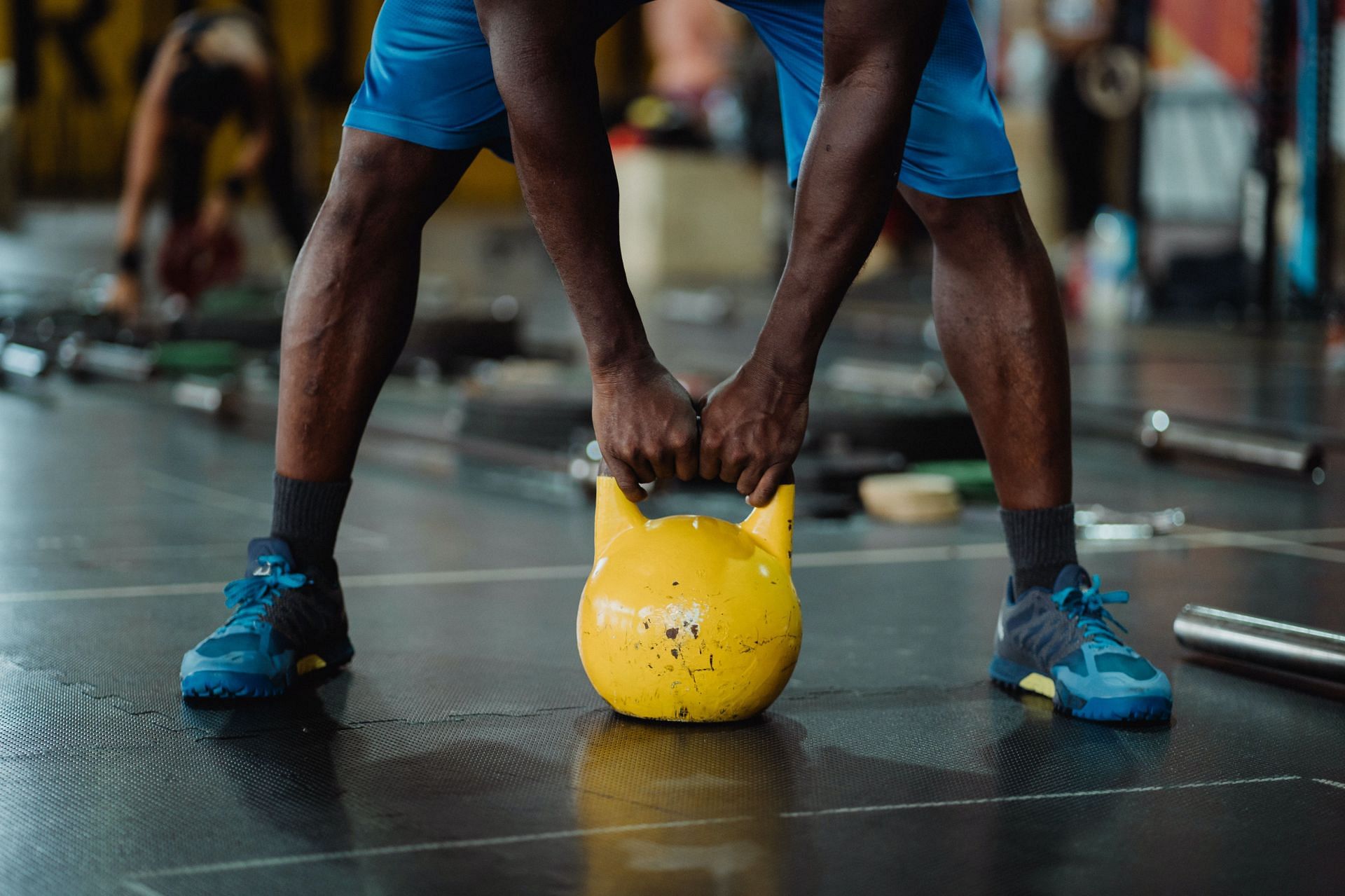 Kettlebell exercises are great for toning your upper back. (Photo by Ketut Subiyanto via pexels)