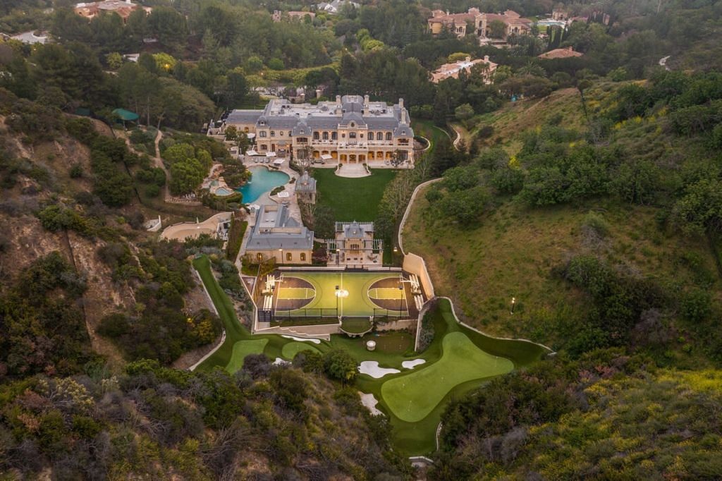 The mansion. Picture via New York Post, shot by Anthony Barcelo.