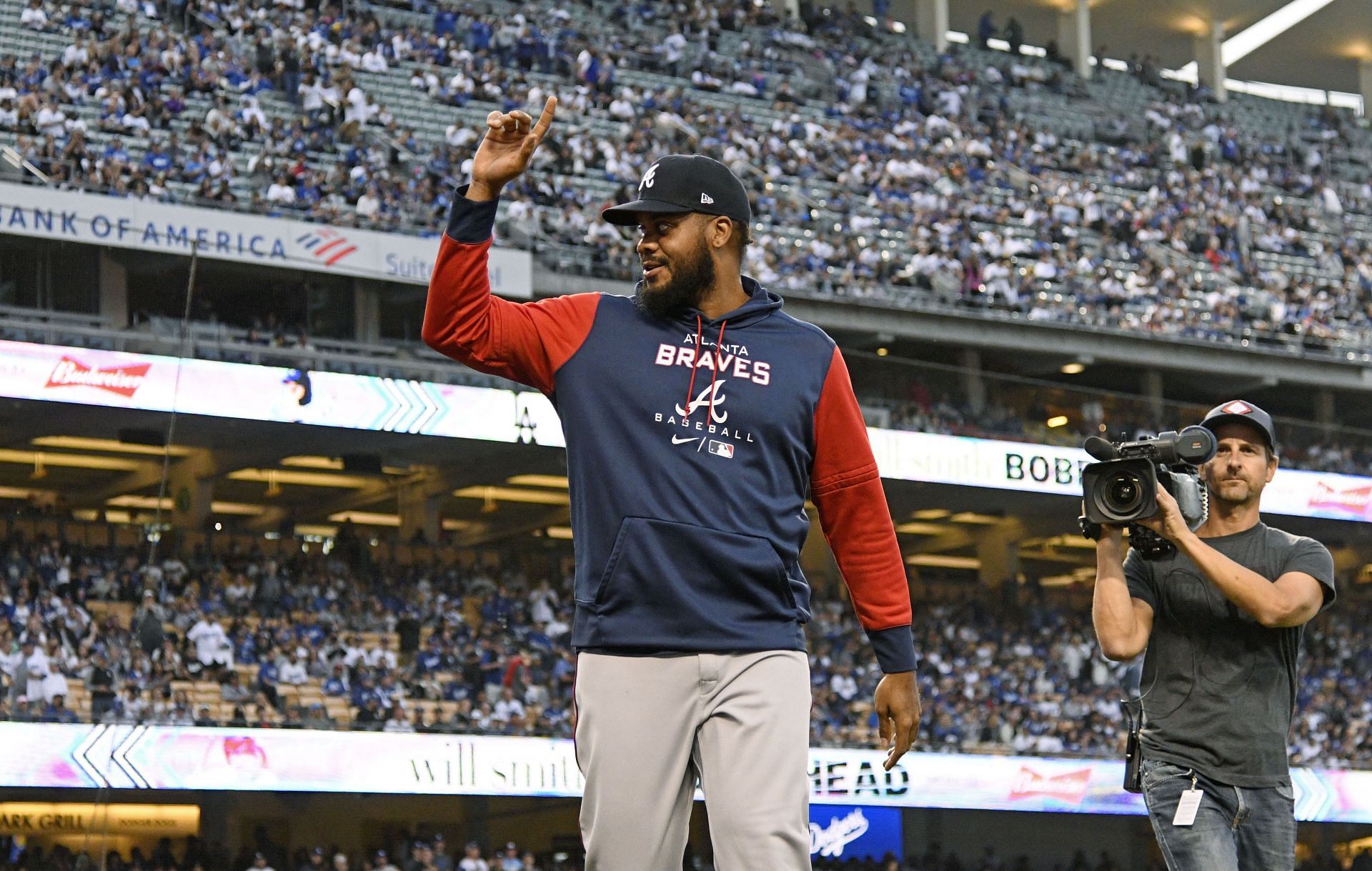 Kenley Jansen acknowledges the Dodger Stadium crowd in his return appearance with the Atlanta Braves.