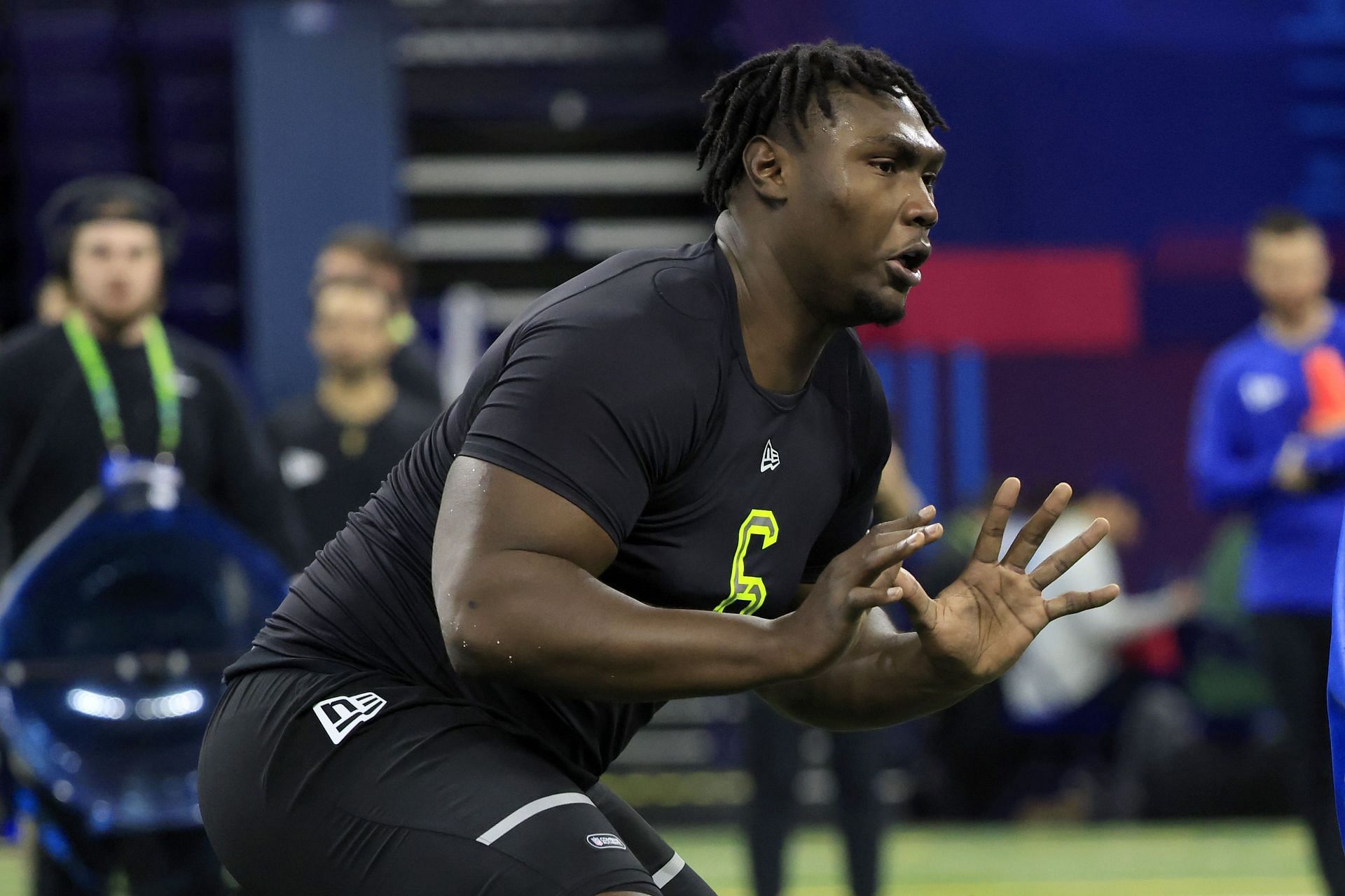 Seahawks select OT Cross 9th overall in NFL draft