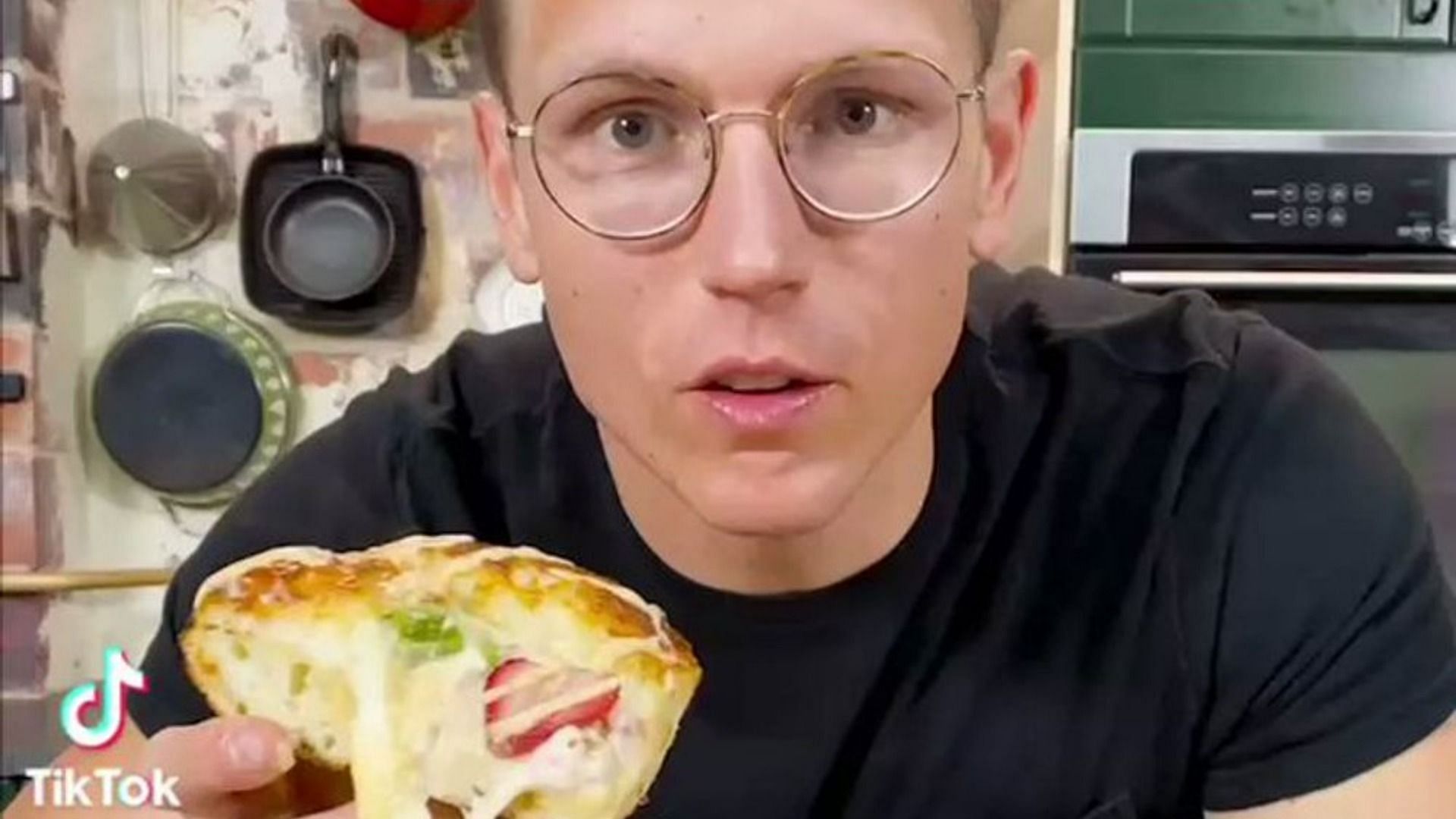 Chef goes viral for putting strawberries on pizza (Image via mythicalkitchen/TikTok)