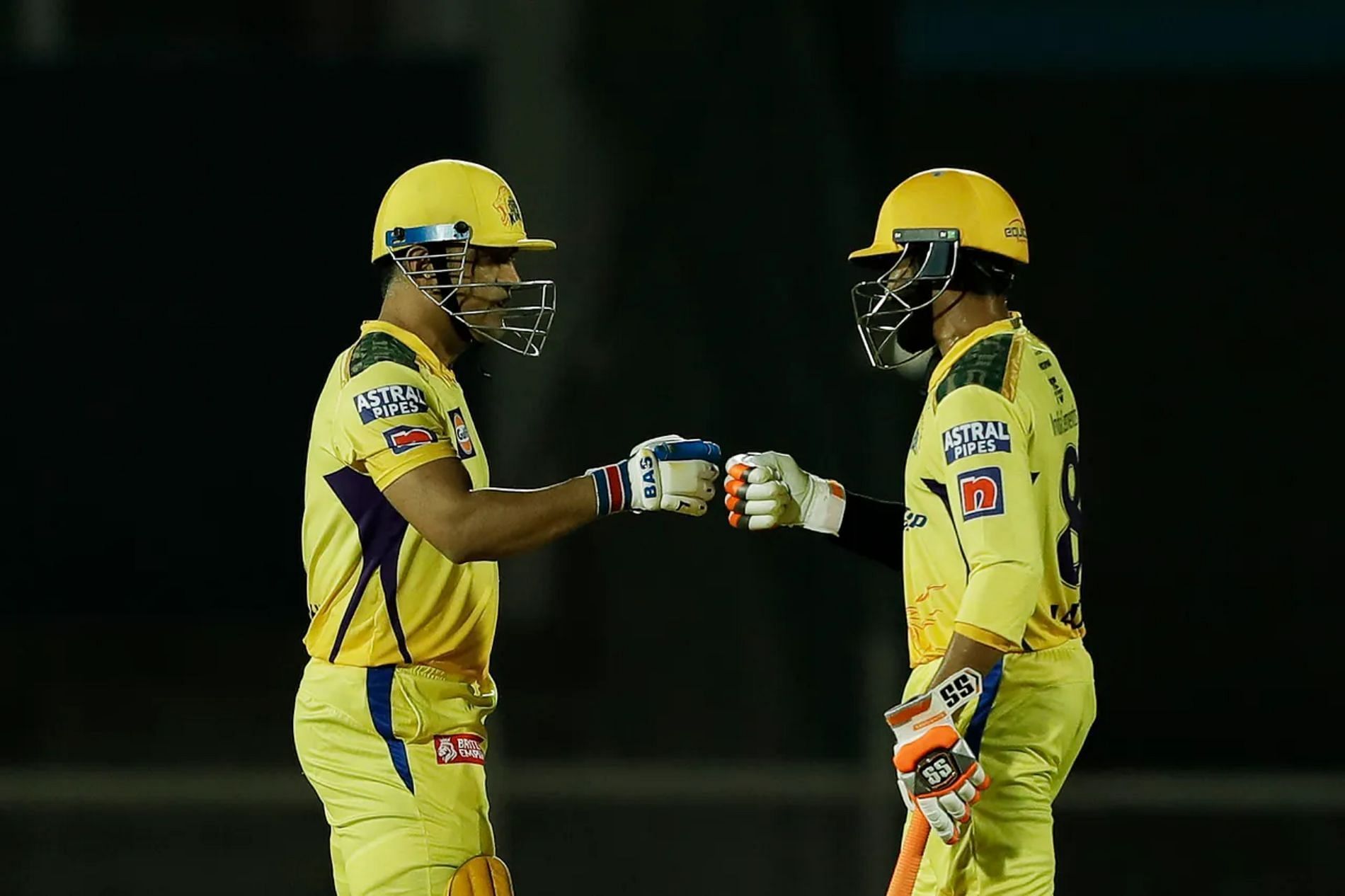 Former captain MS Dhoni (left) with current skipper Ravindra Jadeja. Pic: IPLT20.COM