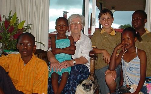 Israel Adesanya with his family and 'Nana Helen' [Image Courtesy: @stylebender on Instagram]