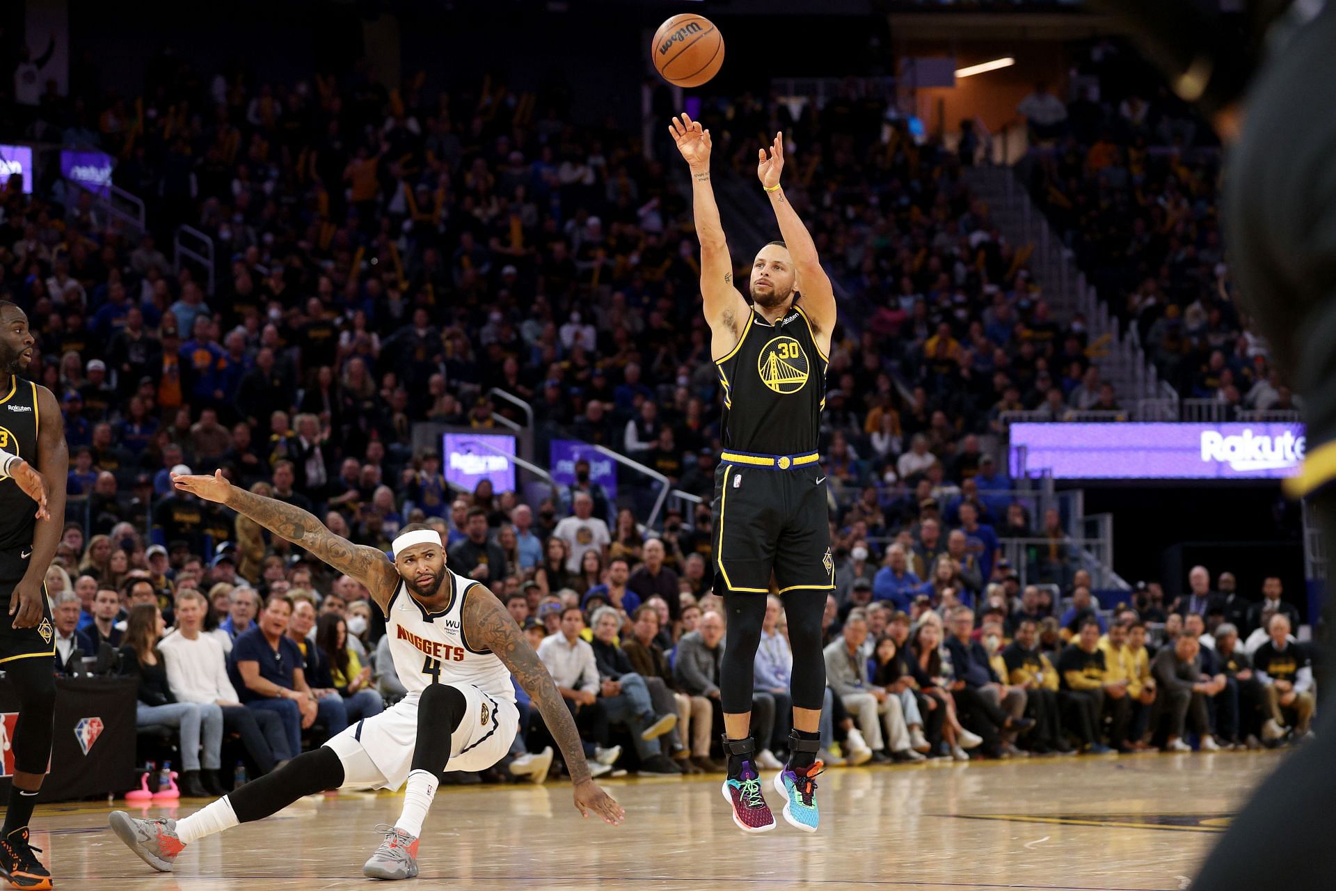 Stephen Curry&#039;s fourth-quarter performance pushed the Golden State Warriors past the Denver Nuggets.