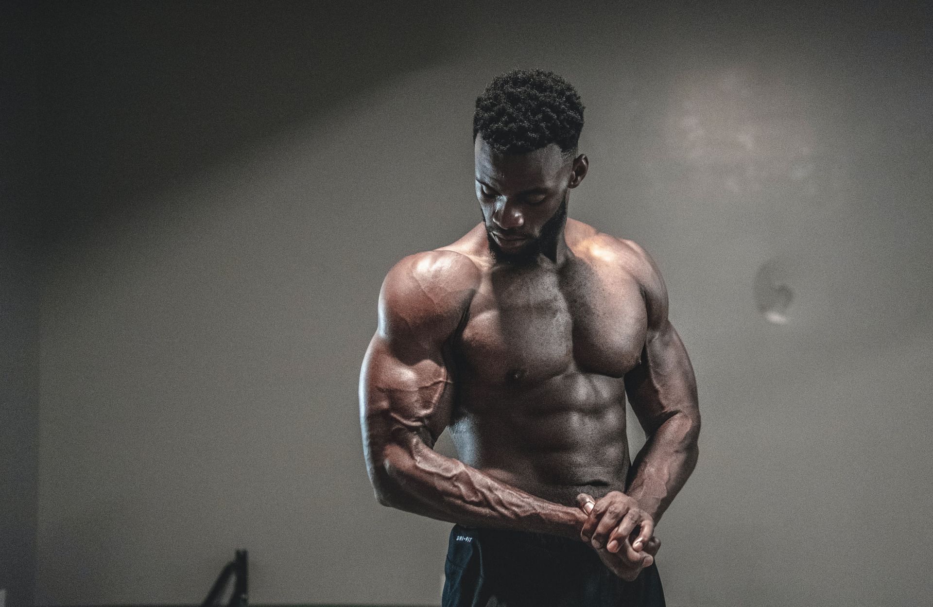Effective dumbell workouts to target your deltoid muscles. (Image via Pikx By Panther / Pexels)