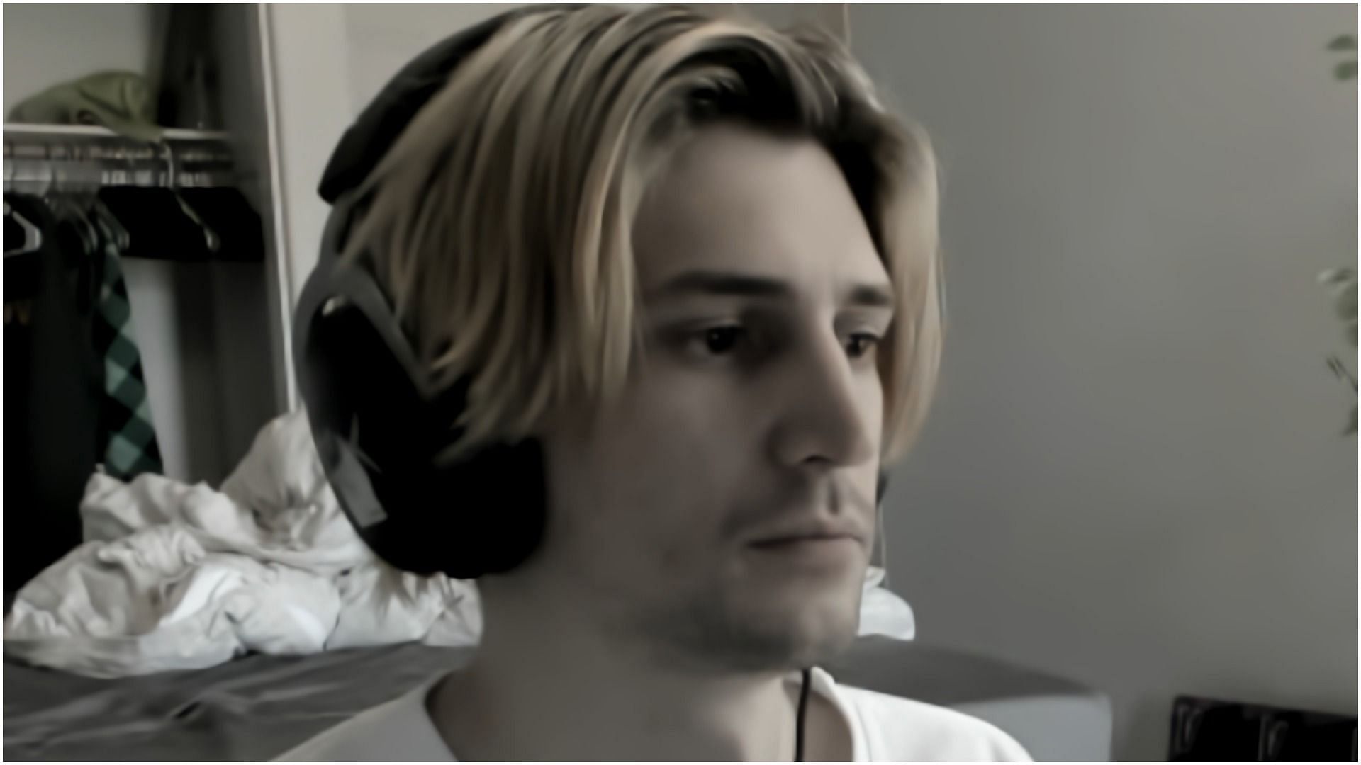 xQc ranted on stream about the unfair expectations sometimes placed on streamers (Image via xQc/Twitter)