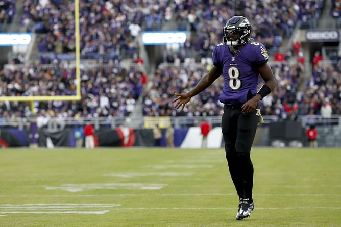 "Musk is buying Twitter to figure out how to monetize gold like this" - NFL fans have a field day over Lamar Jackson's hilarious exchange with man over his signature