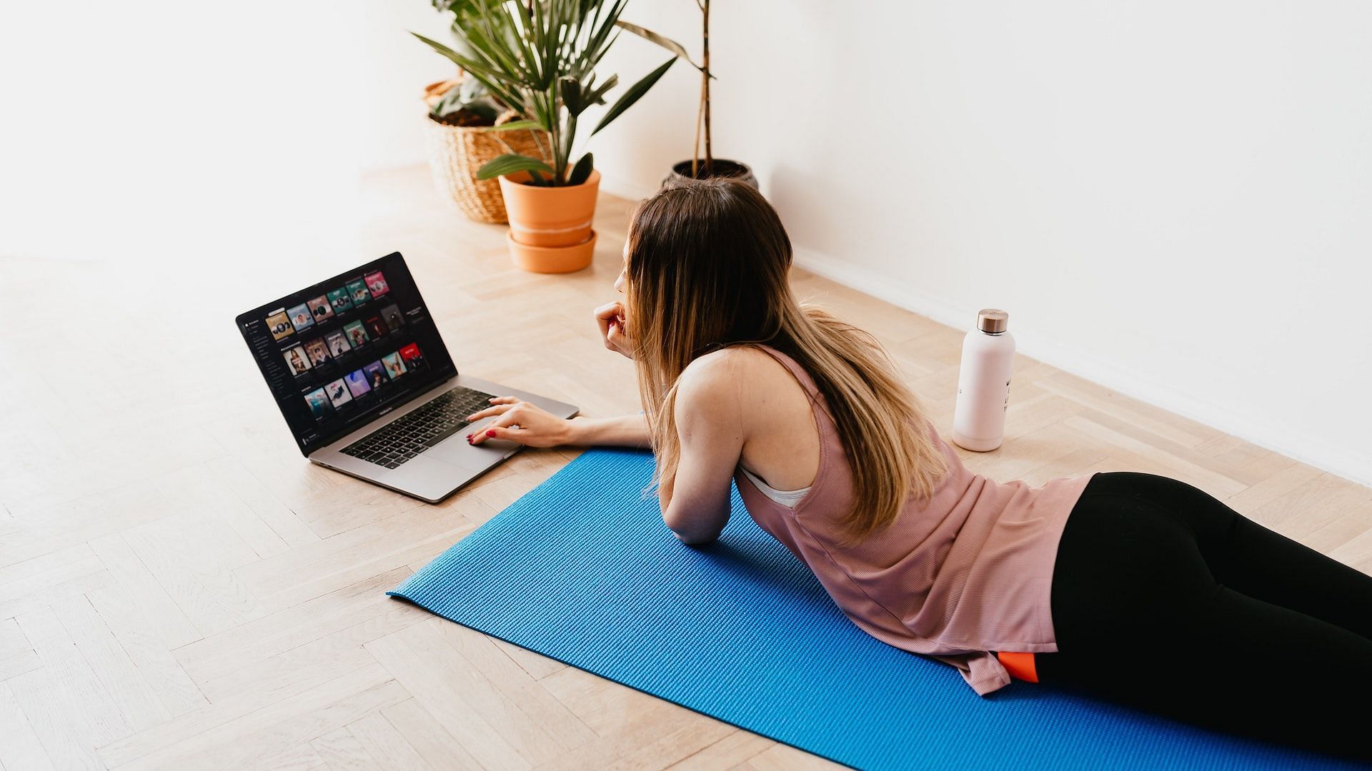 These workouts can be done from anywhere. Image via Pexels/Karolina Grabowska