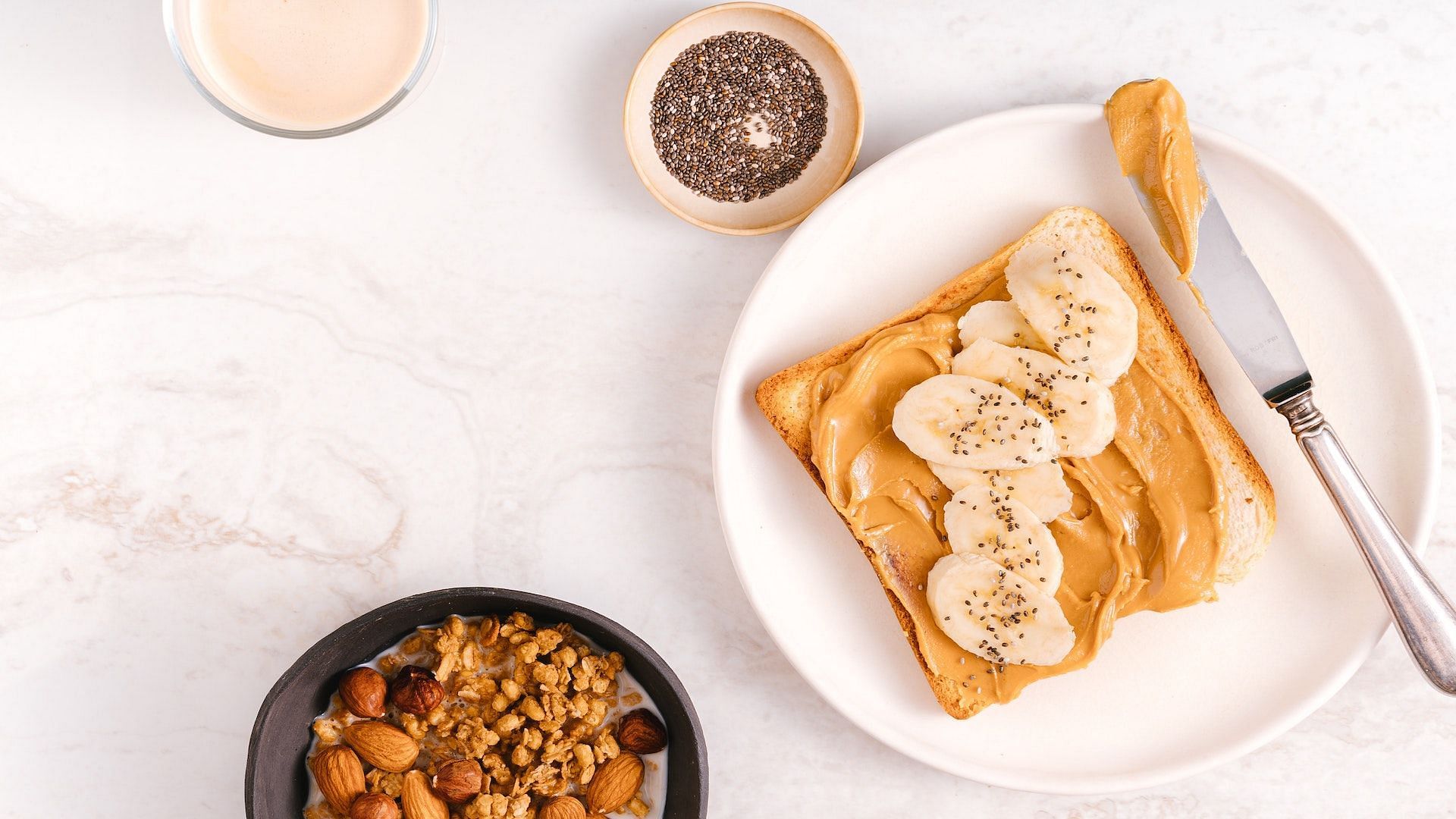 Bananas make a great pairing with peanut butter. Image via Pexels/Antoni Shkraba