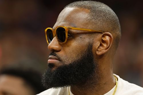 LeBron James on the bench at the Los Angeles Lakers vs Phoenix Suns game