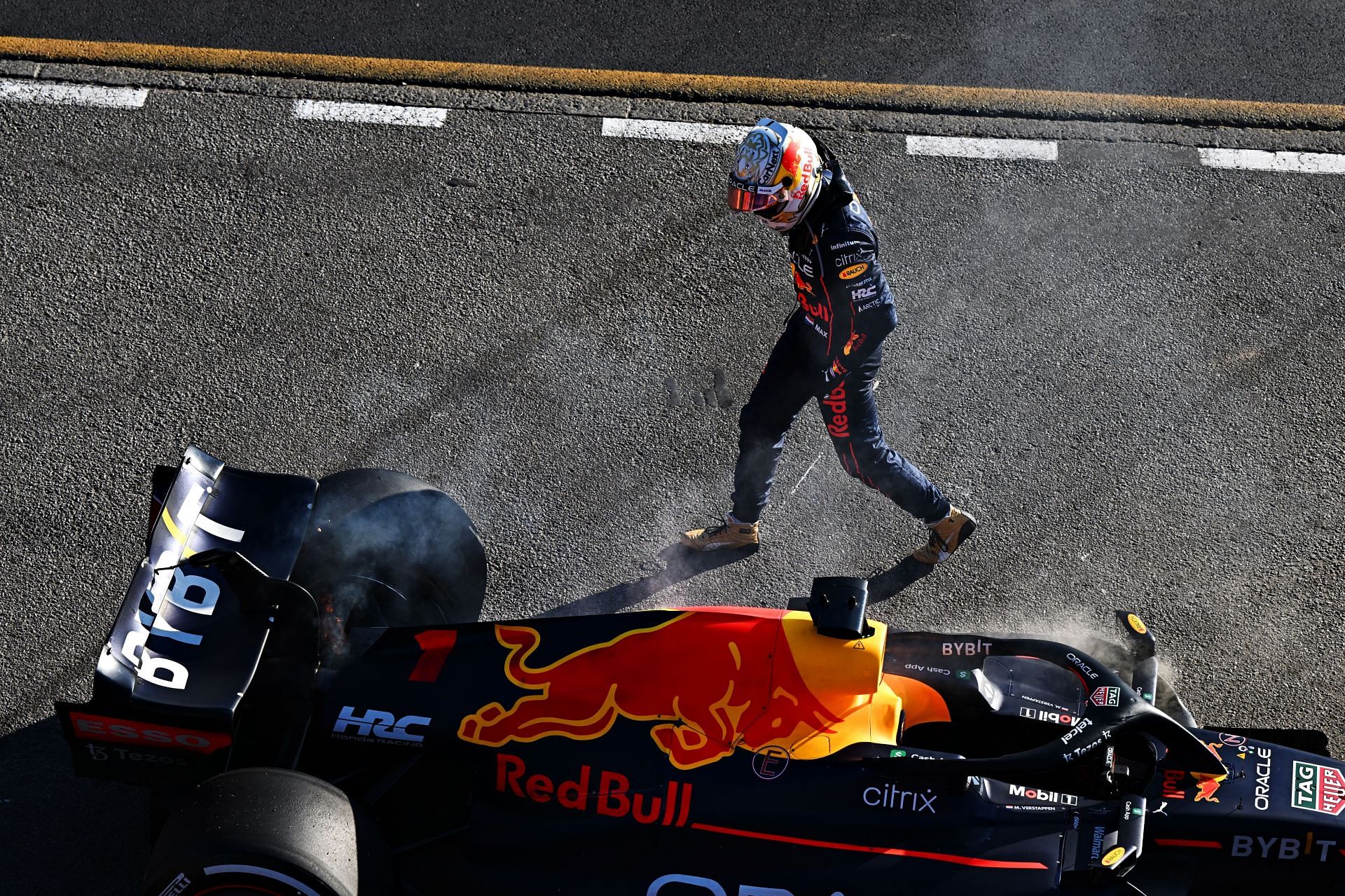 A dejected Max Verstappen looks at his Red Bull RB18 after retiring from the 2022 F1 Australian GP (Photo by Clive Mason/Getty Images)