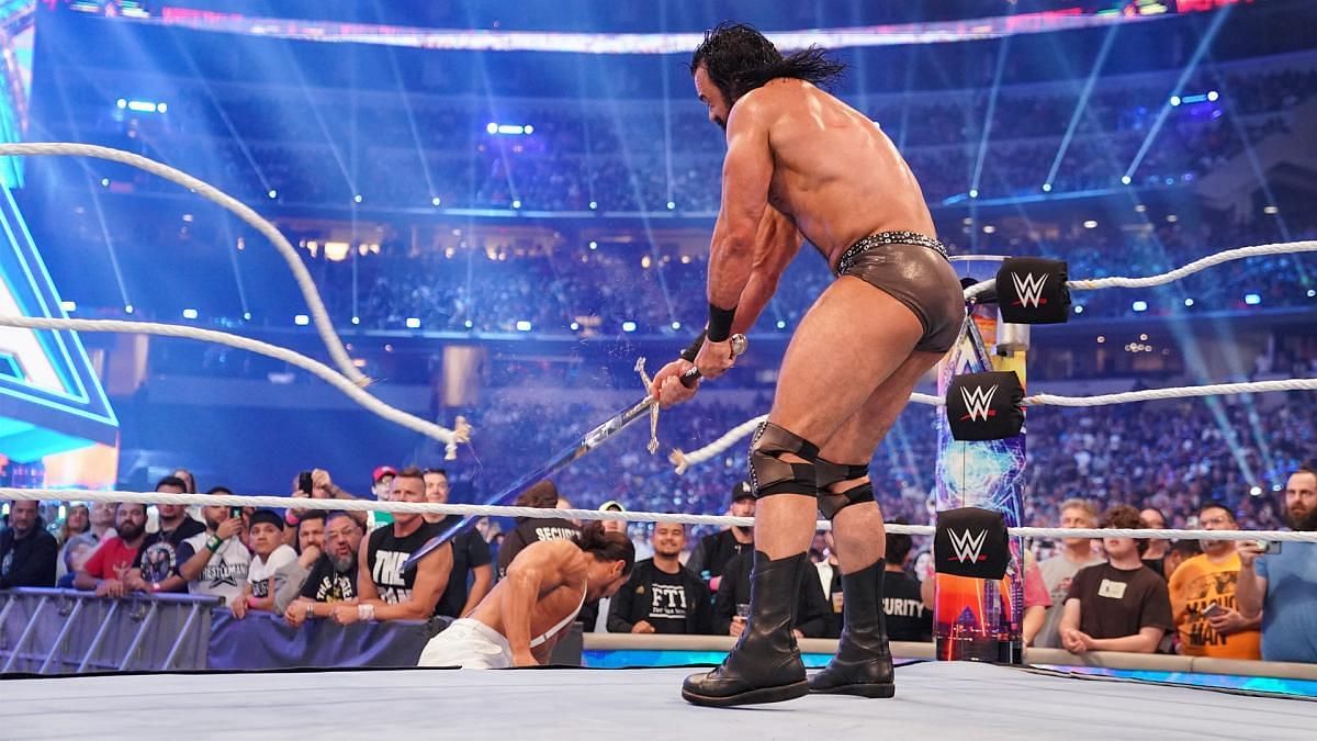 WWE WrestleMania 38 में जीत के बाद ड्रू मैकइंटायर ने तलवार से रिंग रोप्स को तोड़ दिया