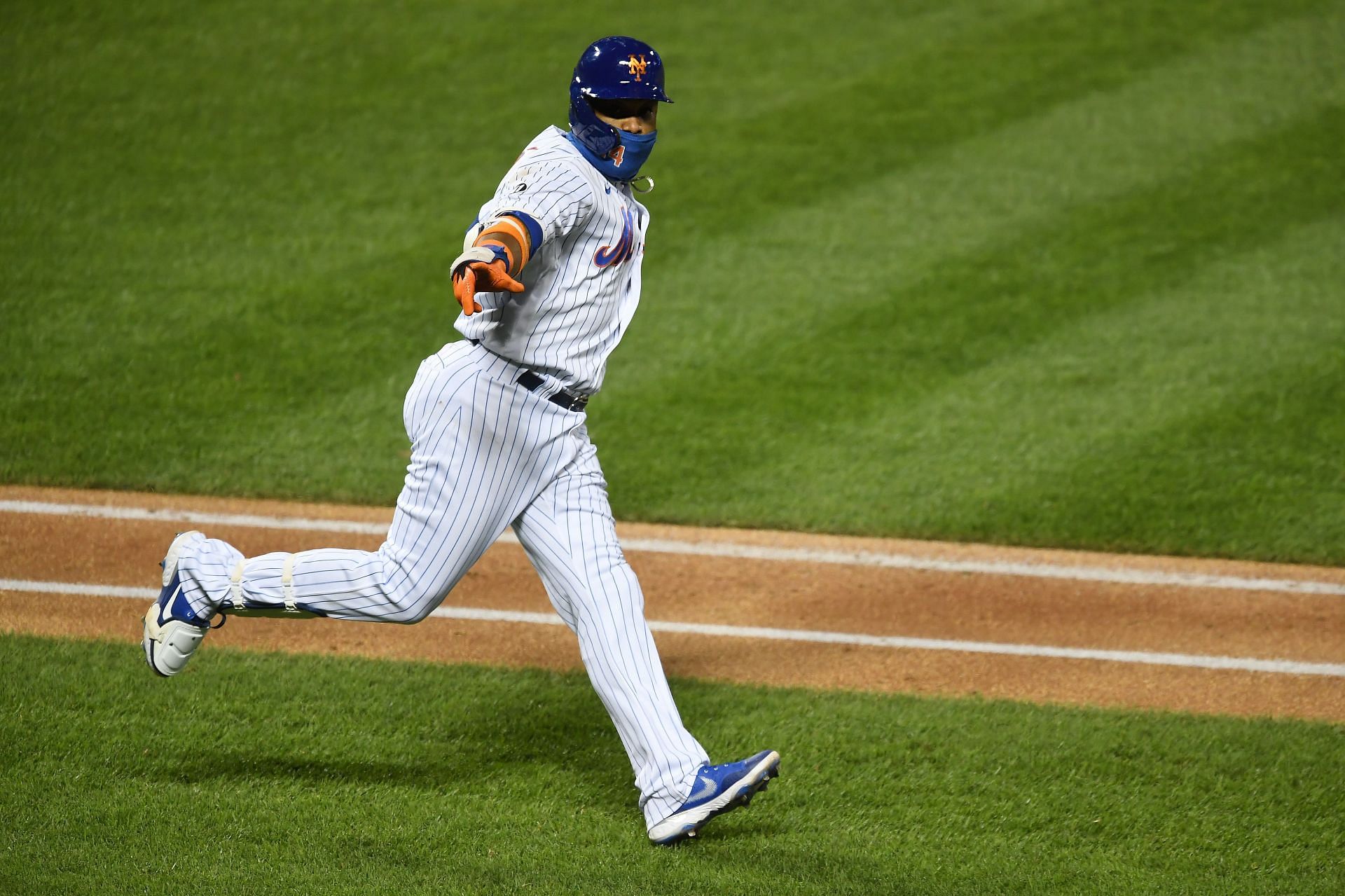 Cano rounds the bases in a game with the Mets. 