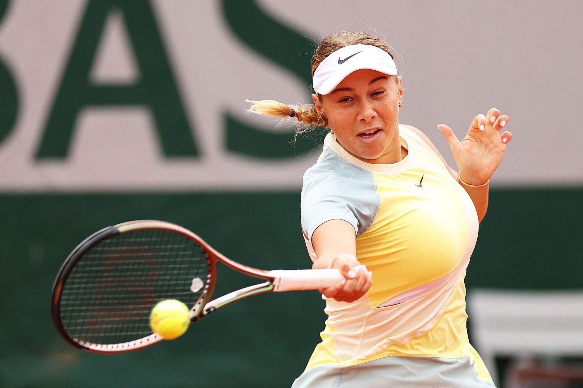 Amanda Anisimova in action at the 2022 French Open