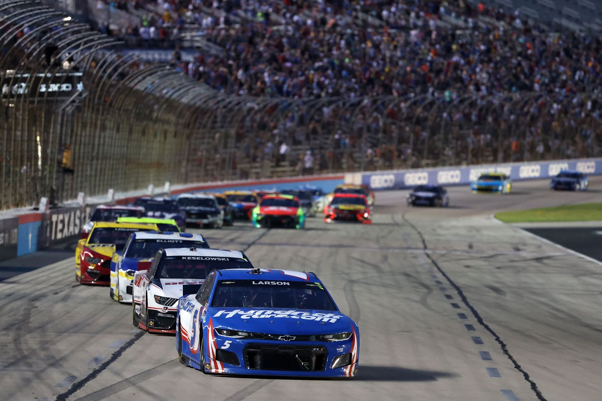Kyle Larson leads the field during the 2021 NASCAR All-Star Race at Texas Motor Speedway in Fort Worth, Texas (Photo by Carmen Mandato/Getty Images)