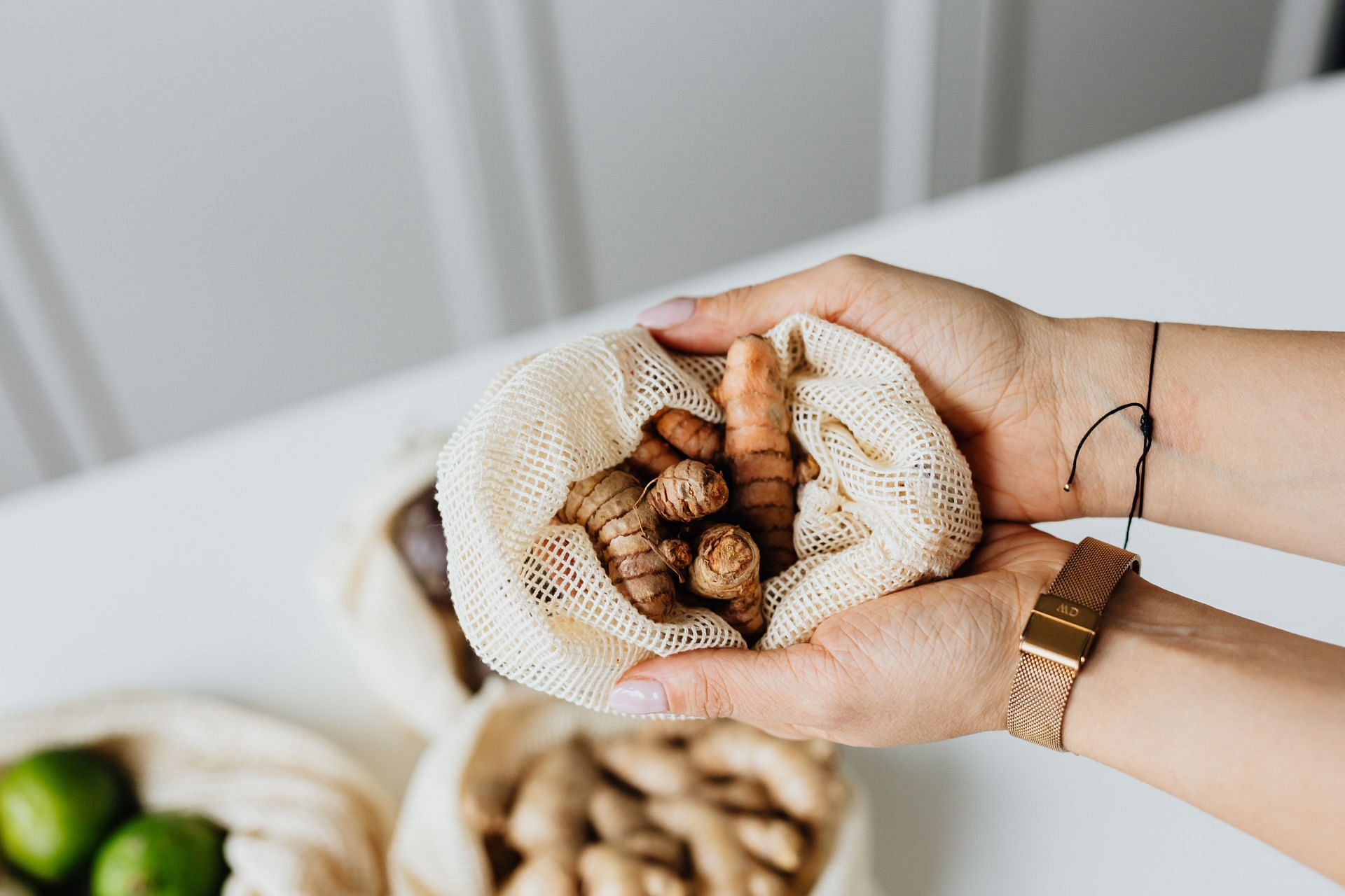 Turmeric is a fragrant eastern root that is often used in Indian cuisine (Image via Pexels/Karolina Grabowska)