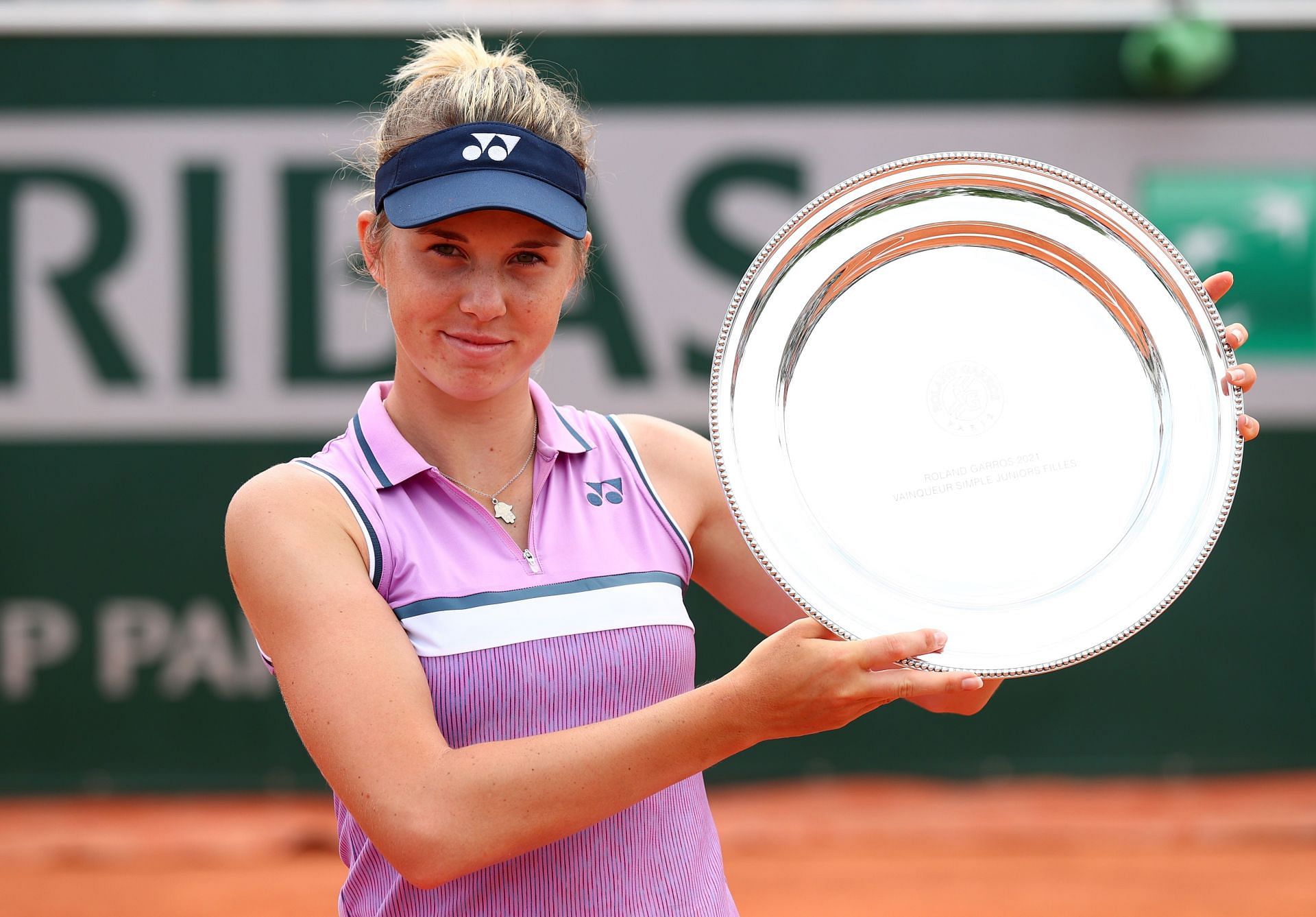 Linda Noskova with the Roland Garros girls&#039; singles trophy in 2021