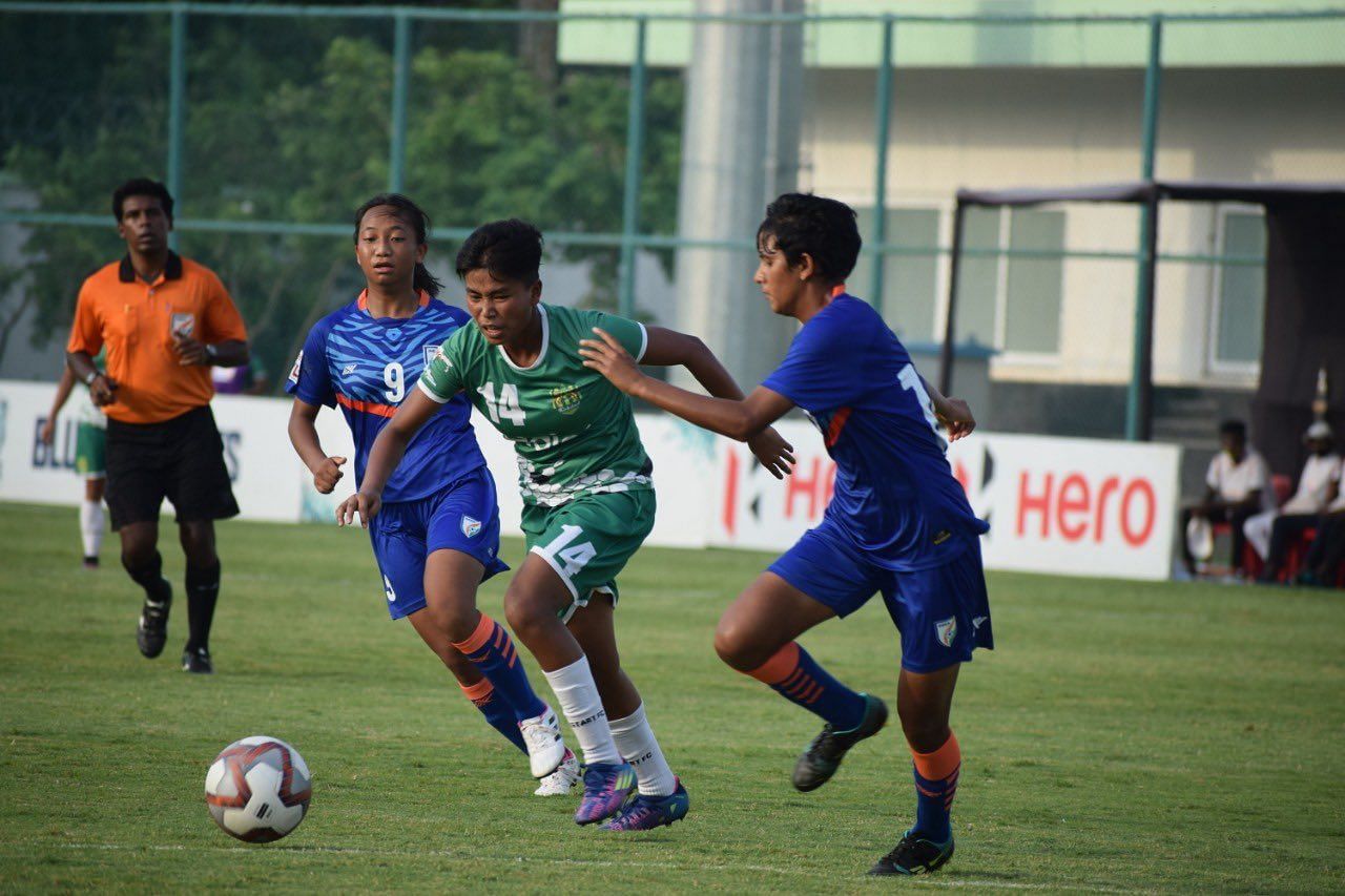 Kickstart FC and Indian Arrows players fighting for possession. (Image Courtesy: Twitter/IndianFootball)