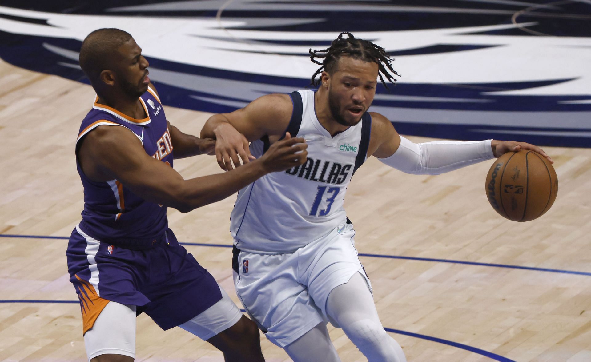 Chris Paul guards Jalen Brunson of the Dallas Mavericks