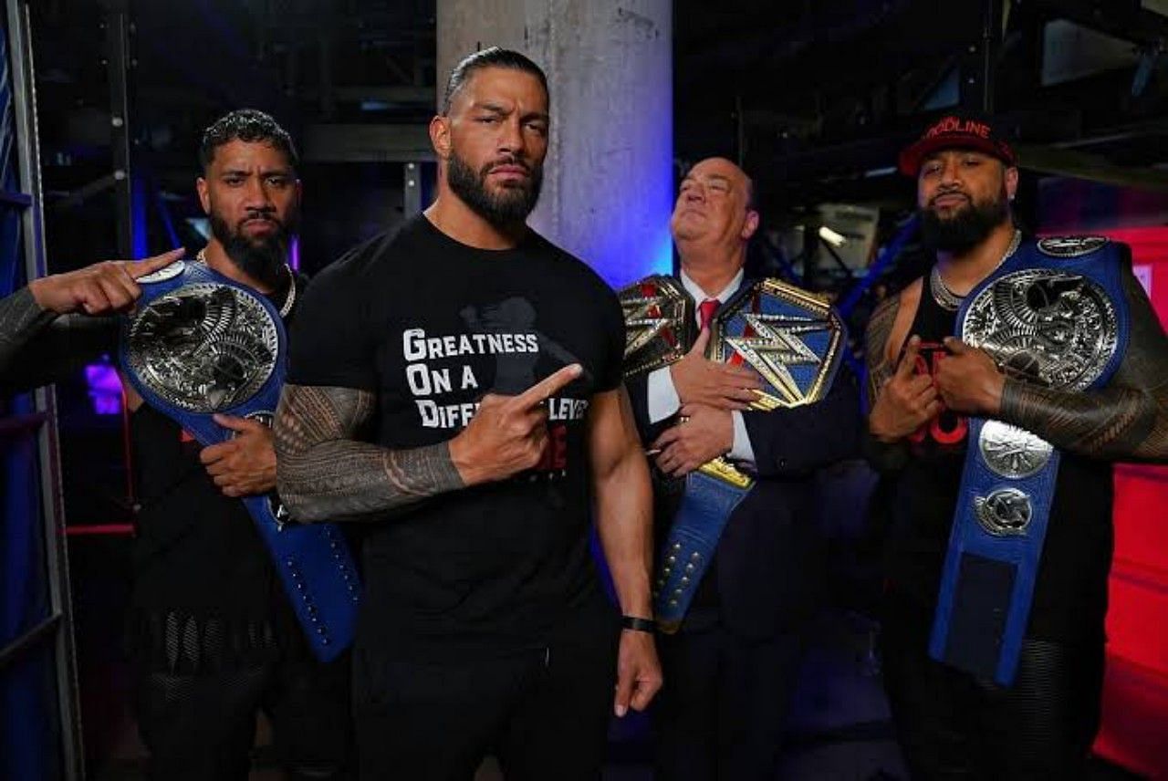 अनडिस्प्यूटेड WWE यूनिवर्सल चैंपियन रोमन रेंस, द उसोज और पॉल हेमन