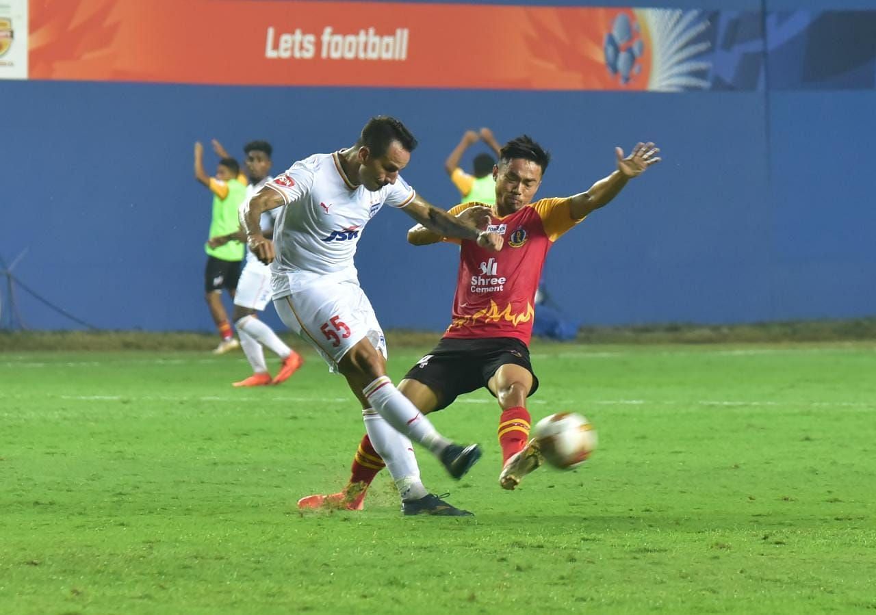 Wahengbam Angousana (R) fights for a ball against Fran Gonzalez. (Image Courtesy: Twitter/sc_eastbengal)