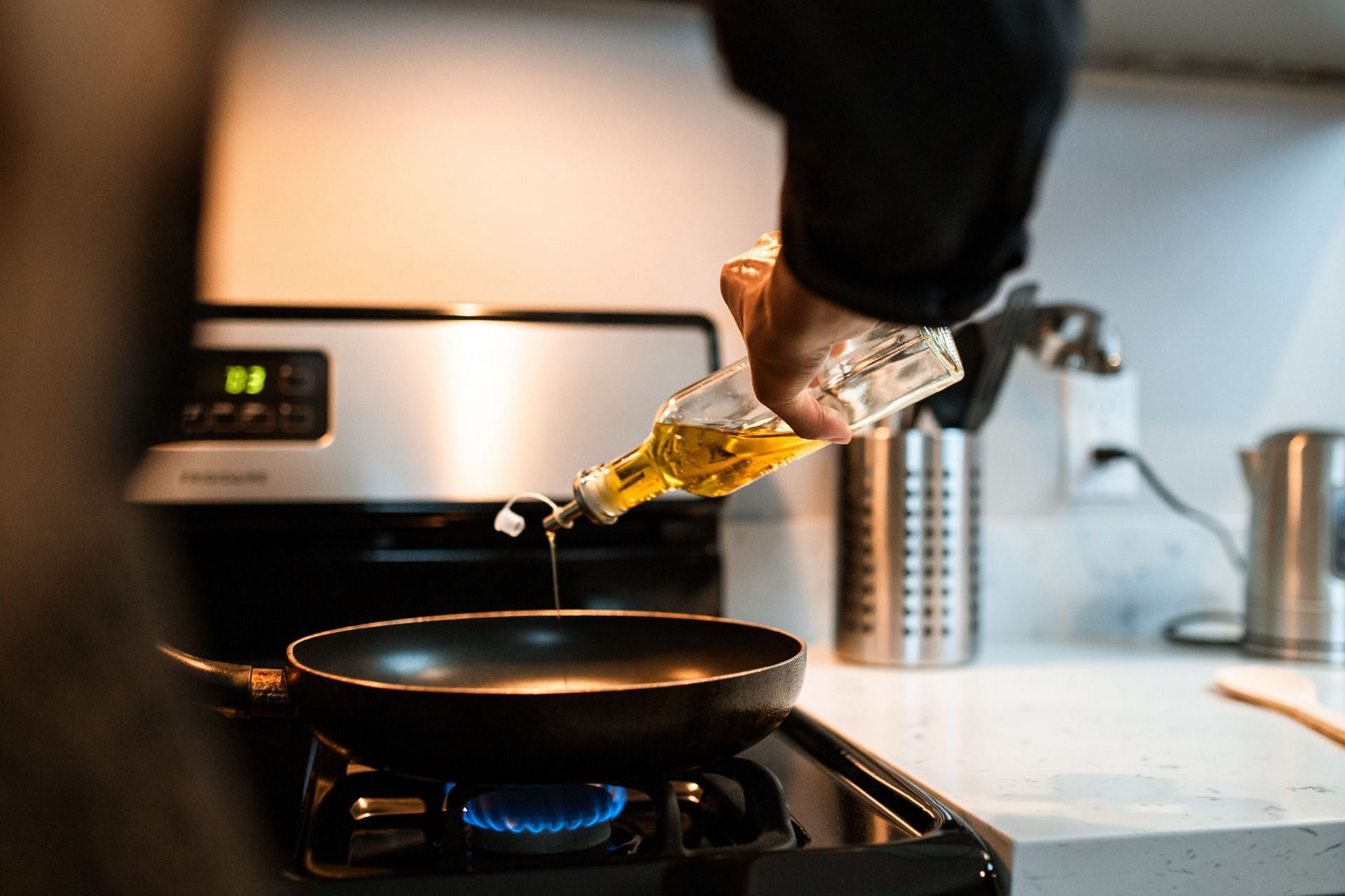 Sunflower oil is healthy for skin and heart. (Image via Pexels / Rodnae Productions)