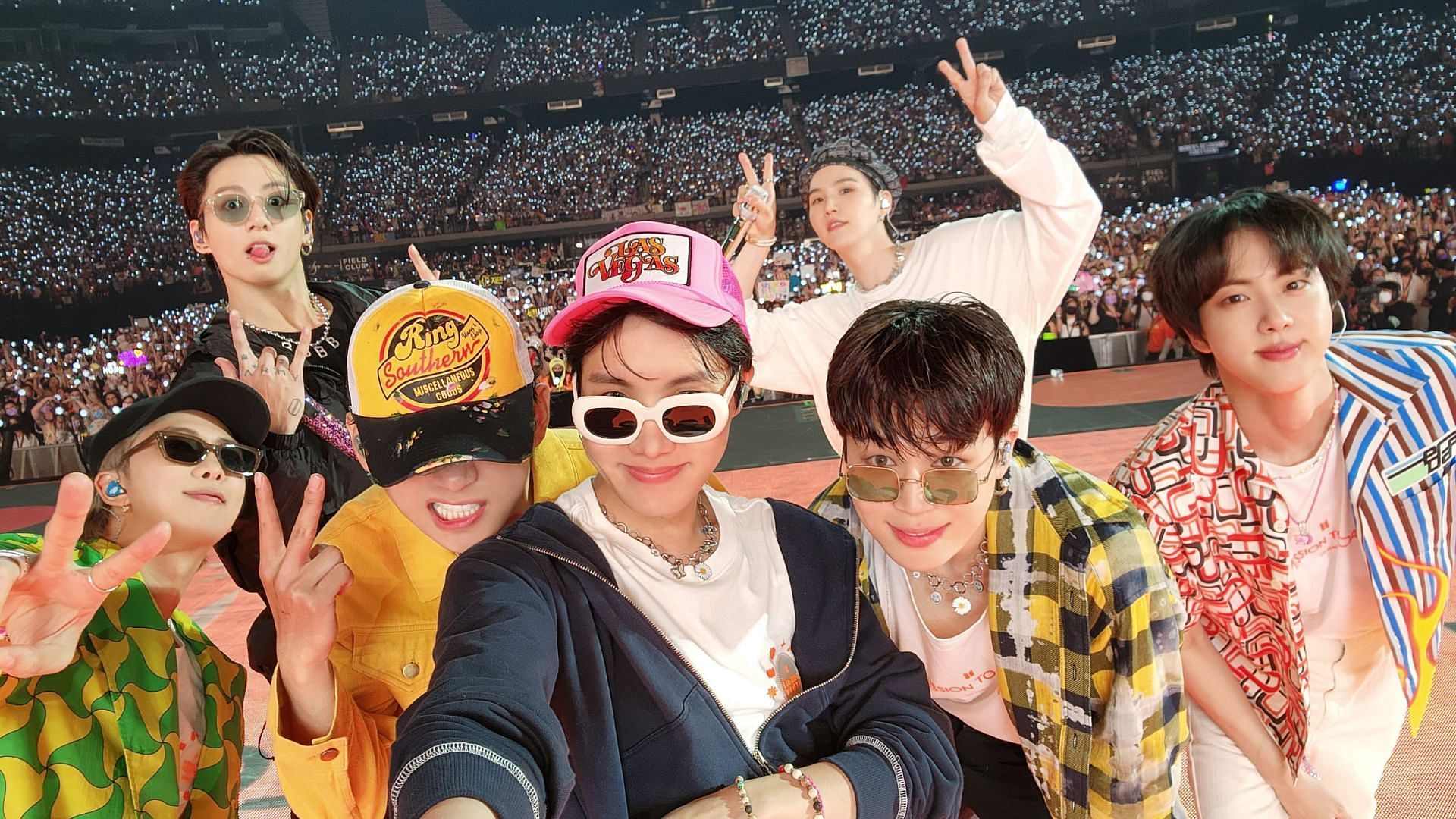 K-pop artists BTS (Image via @SamsungMobile/Twitter)