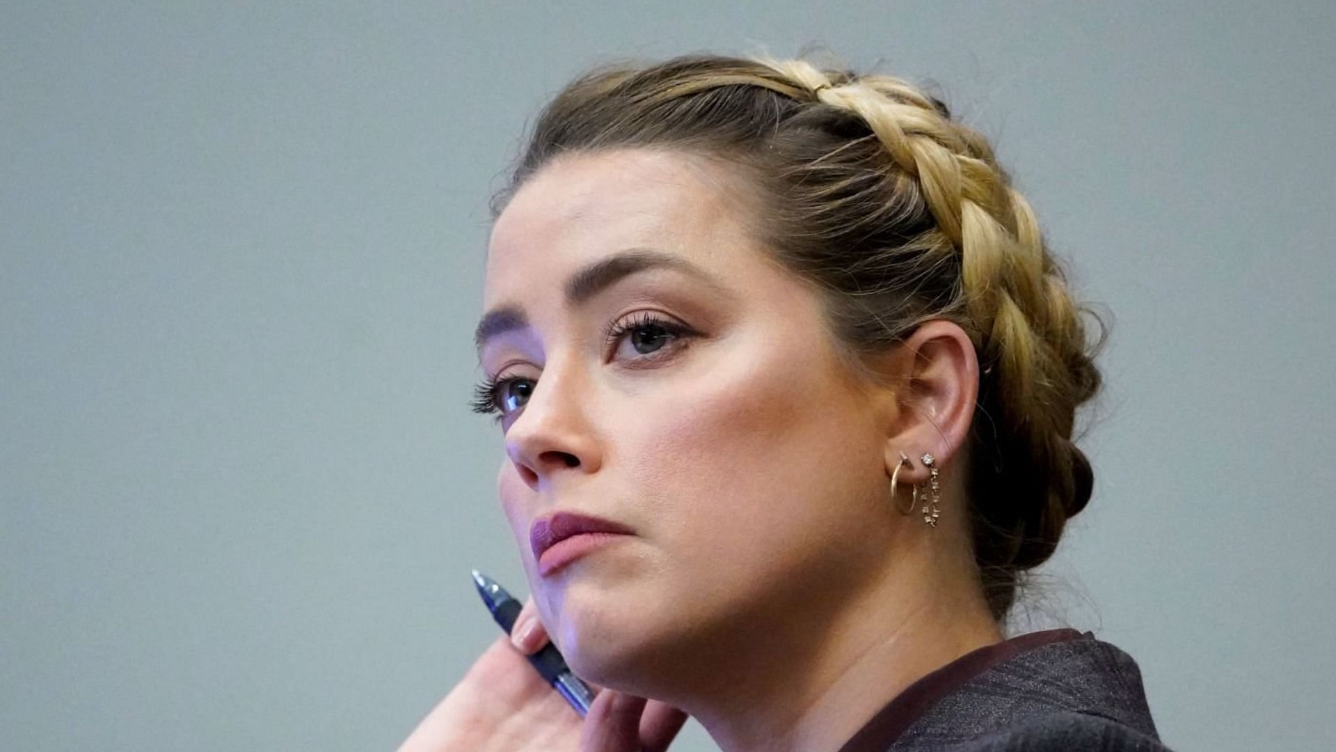 Amber Heard&#039;s constant gaze towards the jury came under scrutiny amid Johnny Depp&#039;s defamation trial (Image via Steve Helber/Getty Images)