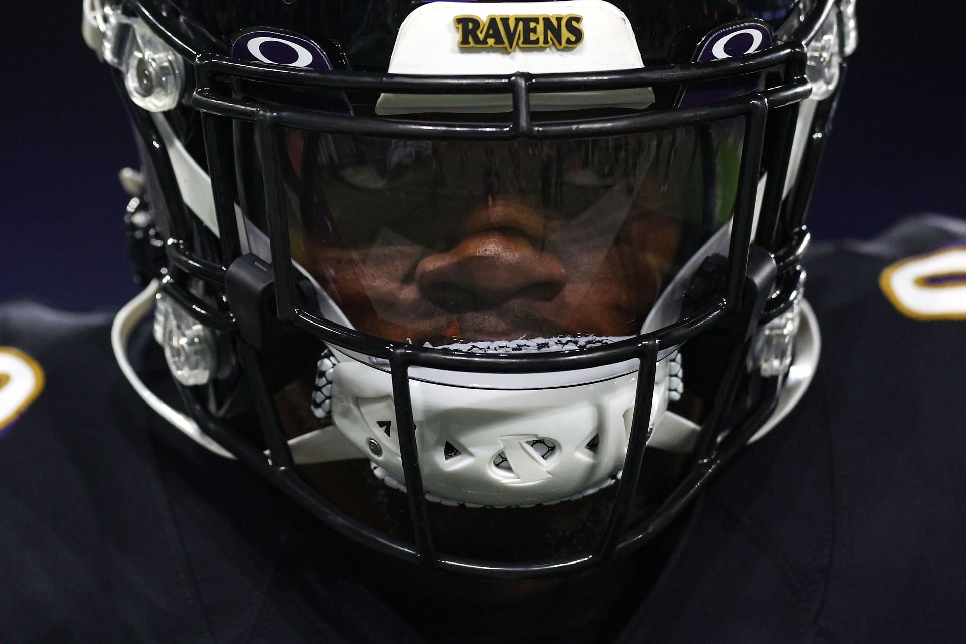 Baltimore Ravens quaterback Lamar Jackson eyes the defense