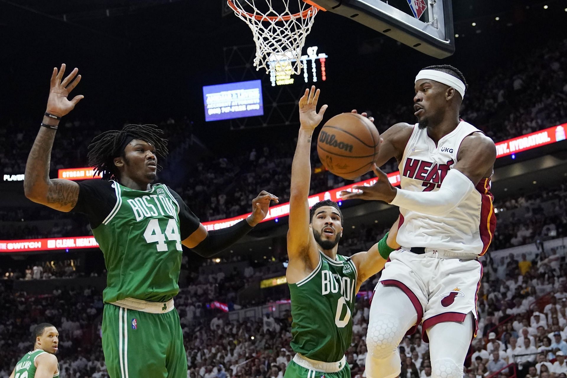 Pertahanan Boston Celtics mengalahkan Jimmy Butler dan Miami Heat untuk mengikat ke final Wilayah Timur. [Photo: MassLive.com]