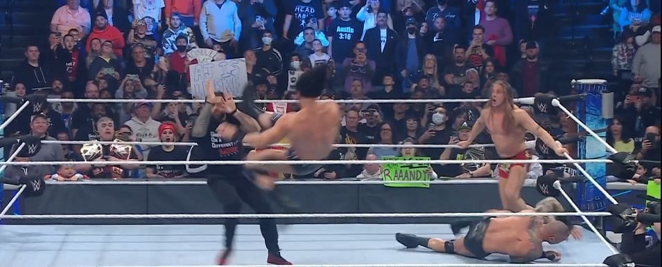 WWE SmackDown में रोमन रेंस की क्लेमोर किक से हुई हालत खराब 
