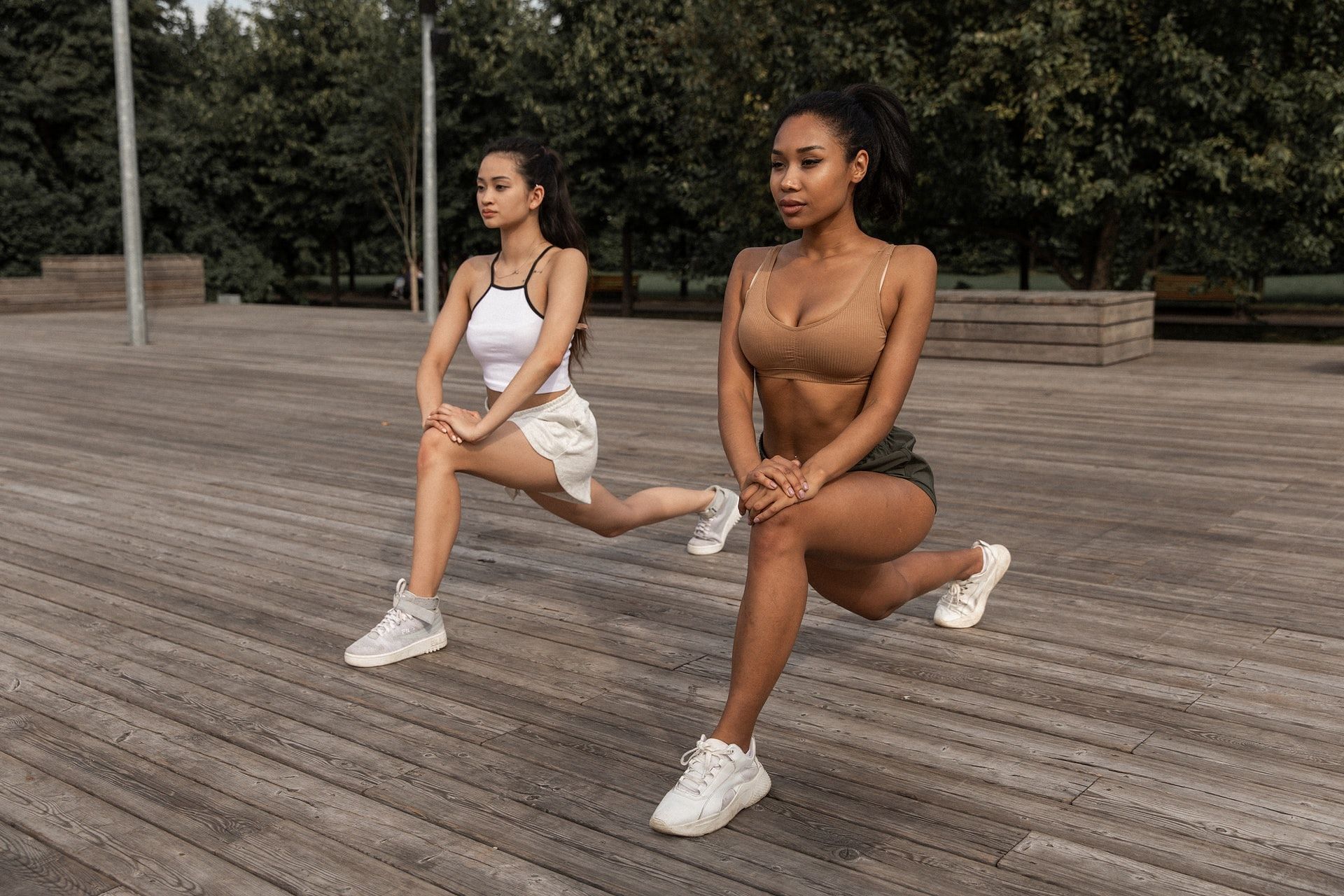 6 Types of Lunges You Can Do without Weights. (Image via Monstera/Pexels)